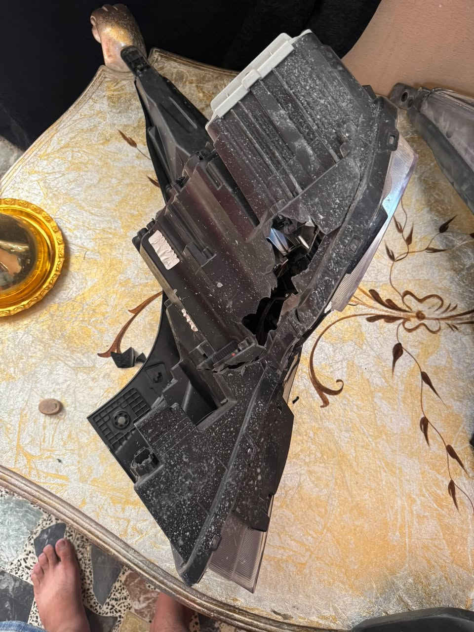 سلام عليكم تك لايت يمنه اصلي مو تجاري جامه مكسوره وظهره بس لايت كله شغال للبيع سعره 250وبي مجال شي قليل للاستفسار ***********العنوان بغداد الشعب
