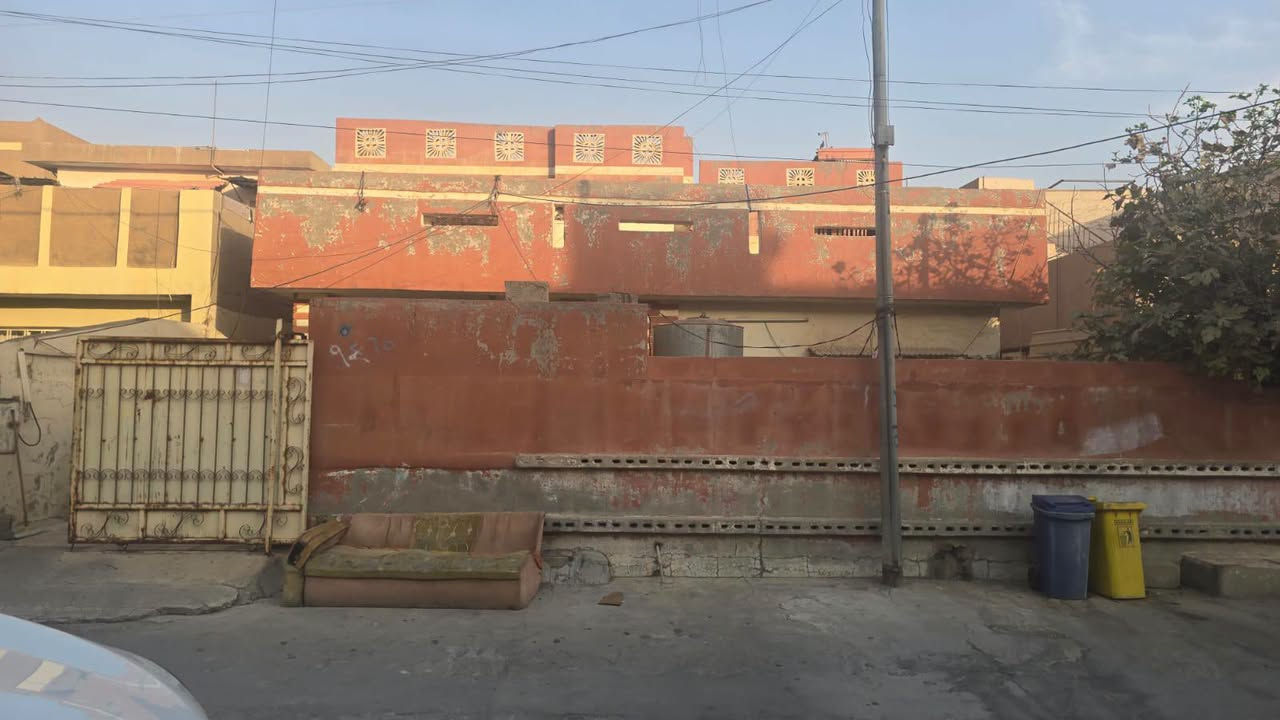دار للبيع طابو ملك صرف مساحة ٢٥٠ متر طابقين موقع حي البعث مقابل مركز تسعين  ٤غرف نوم واستقبال هول مطبخ وصحيات كراج البيت فول سيراميك سقف ثانوي اي استفسار عله خاص او اتصل ***********
