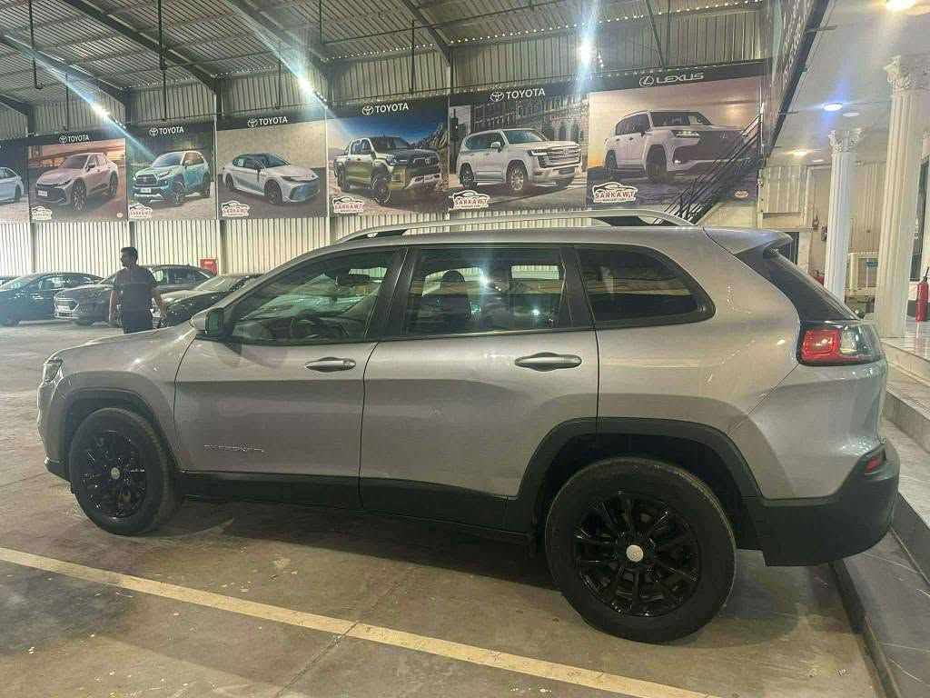 Jeep cheroke 2021 
3 پارچەێ بۆیاخە کەمێک ناوی گرتوە ئێڕباگ تەنها شان تەقیوا 
ئاوێنە هیتەر و ڕادار کارەبای کوشن گەرم تەبریت مەرکەزی تراکشن کۆنتڕۆڵ ڕاداری جادە شاشە و کامێڕا گێڕ تۆماتیک و حادی برێک بەسمە ئۆتۆ هۆڵد    مەکینە 2.4 مەرخوب سەیارەکە زۆر جوانو تازە ماوەتەوە سەیارەکە تەنها 79 mail ڕۆشتوە هەموو شتی بەشەرت بۆ زانینی نرخ پەیوەندی بەم ژمارە تەلەفۆنەوە بکەن *********** رانية, السليمانية

نص مكتوب في الصور:
- 425 1 5048