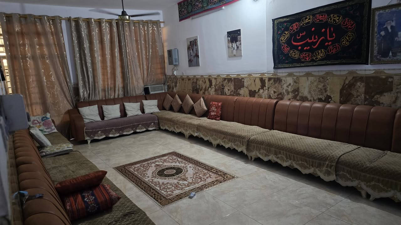 السلام عليكم بيت ٢٠٠ متر بدايه مسقط خلف مجمع مسقط الطبي بيت طابقين يتكون من استقبال وحولي ومطبخ وغرفه وصحيات الطابق الاول والثاني يتكون من ٣ غرف وحولي وصحيات للاستفسار ***********
