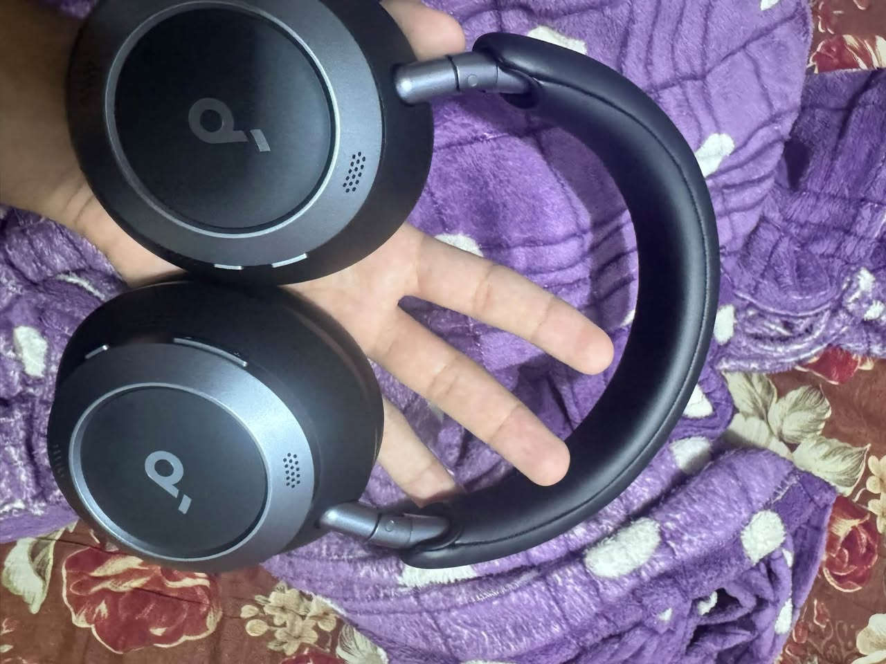 السلام عليكم سماعة انكر
Space one pro 
اقوة سماعة من شركة انكر
السماعة مستخدمة يوم واحد فقط وموجود وصل الشراء حتى واير السماعة والشاحنة غير مفتوح السماعة جديدة فقط مفتوحة الكارتونة سبب البيع متعود على الايربود ما والمتني
سعرها 140 الف وبيها مجال بسيط اليكول الجديد بهذا السعر صحيح قبل سنة بس حاليا الاسعار كلها صاعدة توصيل ماعندي 
للتواصل واتساب ***********
