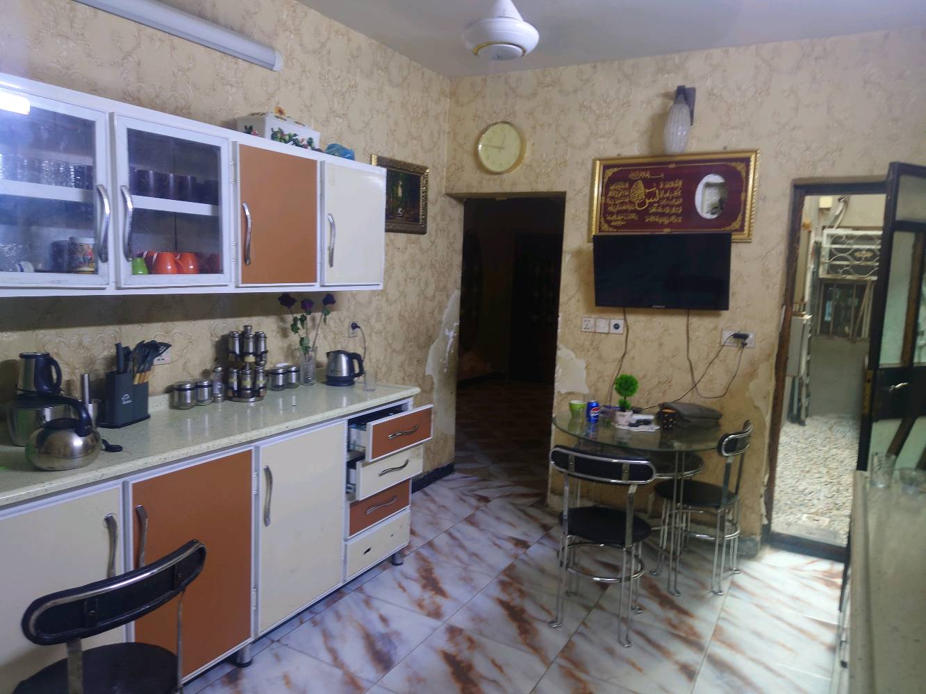 السلام عليكم ورحمة الله 
بيت للبيع
الدورة الميكانيك خلف مرطبات الطيب المربع الذهبي شارع مقرنص مساحة 150م 
واجهة 7.5 نزال 20
يحتوي على كراج و حديقة مدخلين مطبخ و مدخل صالة حولي كبير وصحيات عدد 2 ومناور عدد 2 وغرف نوم عدد 2 والطابق الثاني حولي صغير وغرفة سندويش بنل ملك صرف سند مستقل السعر 330 مليون قابل للتفاوظ
***********