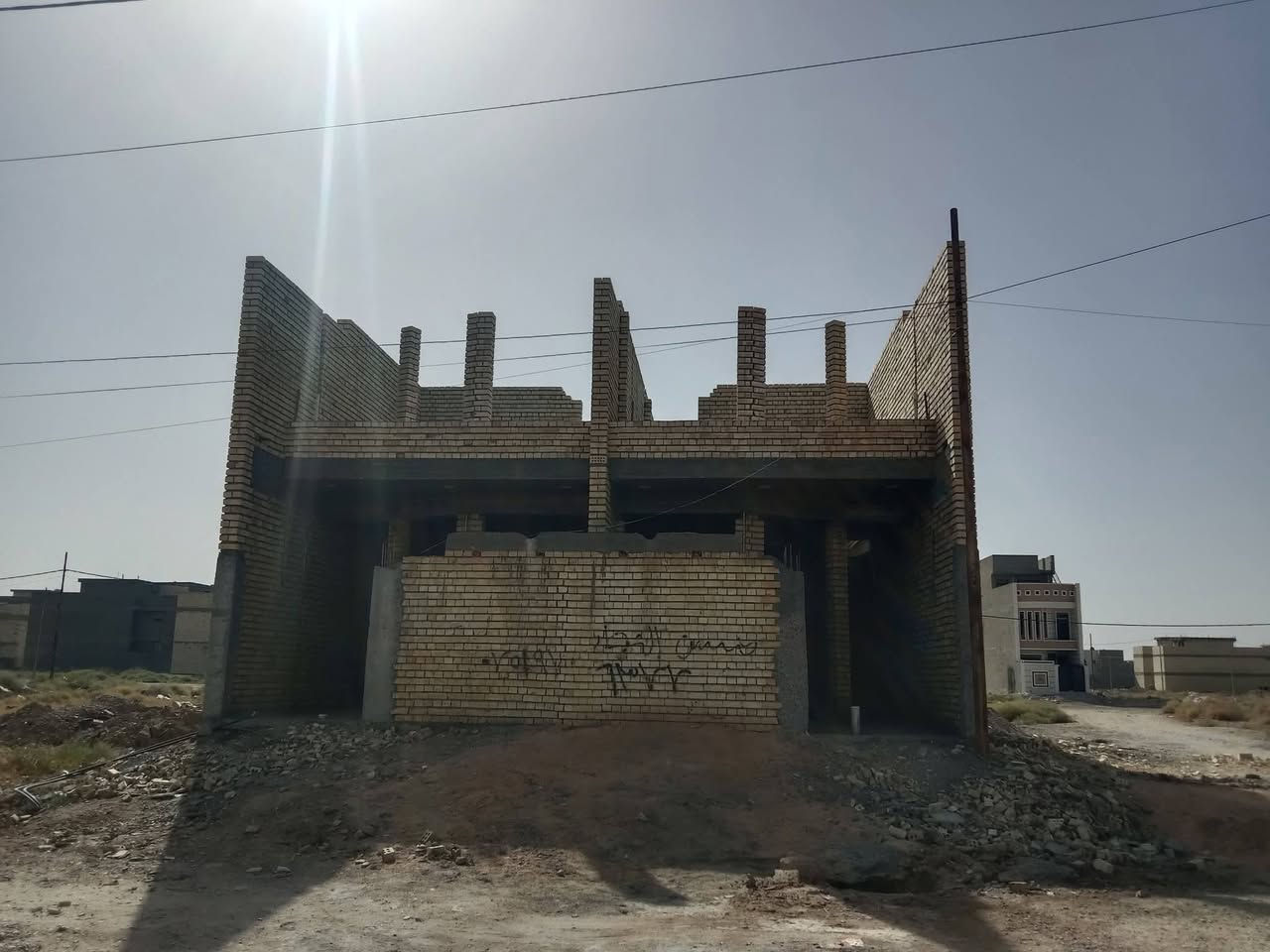 هيكل للبيع مساحه 200متر يحتوي علا مشتملين كل مشتمل مساحته 100متر ***********
