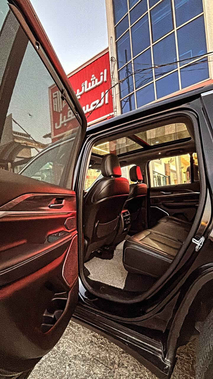🚙 للبيع | Jeep Grand Cherokee 4xe Limited Plug-in Hybrid موديل 2023 🚙

فرصة مميزة لاقتناء واحدة من أفخم وأقوى سيارات الـSUV الهجينة.

✅ الموديل: 2023

✅ الفئة: 4xe Limited (Plug-in Hybrid)

✅ اللون: اسود

✅ التسجيل: بغداد

✅ الموقع: نجف

✅ الملكية: السيارة باسمي شخصياً

✅ الحالة: حادث خفيف كلش حافة الجاملغ والبنيد  في هيكل السيارة، والسيارة بحالة ممتازة.

أبرز المواصفات:

🔹 محرك 2.0 لتر تيربو مع نظام Plug-in Hybrid بقوة إجمالية 375 حصان.

🔹 ناقل حركة أوتوماتيكي 8 سرعات.

🔹 نظام دفع رباعي Quadra-Trac II.

🔹 إمكانية القيادة الكهربائية لتوفير الوقود.

🔹 شاشة لمس 10.1 بوصة تدعم Apple CarPlay وAndroid Auto لاسلكياً.

🔹 شاشة عدادات رقمية.

🔹 مقاعد جلد كهربائية مع تدفئة للمقاعد الأمامية.

🔹 مقود مدفأ متعدد الوظائف.

🔹 تشغيل بصمة (Keyless Entry & Push Start).

🔹 كاميرا خلفية مع حساسات أمامية وخلفية.

🔹 مثبت سرعة ذكي مع أنظمة أمان متقدمة.

🔹 نظام المحافظة على المسار، والتحذير من الاصطدام، ومراقبة النقطة العمياء.

🔹 مكيف أوتوماتيكي ثنائي المناطق.

🔹 مصابيح LED أمامية وخلفية.

🔹 مغلفه ppf بلكامل 

🚗 سيارة تجمع بين الفخامة، الأداء القوي، والاقتصاد في استهلاك الوقود، ومناسبة للاستخدام اليومي والسفر.

السعر 31 النجف, العراق
