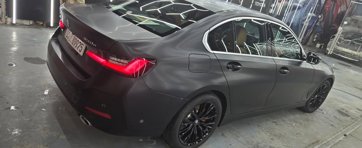 السلام عليكم
BMW 330e xDrive 2024 | للبيع

BMW 330e xDrive — موديل 2024

⚡️ Plug-in Hybrid | 2.0 Turbo | xDrive

سيارة بمواصفات مميزة جداً، ممشى 28,000 كم فقط، لون أسود مع PPF Matte، وحالة ممتازة.

🔥 أبرز المواصفات:

🚘 2.0L Turbo Plug-in Hybrid

⚡️ قوة تصل إلى 292 HP

🏁 xDrive AWD — دفع رباعي

⚙️ ناقل حركة أوتوماتيك 8 سرعات

🔋 قيادة Hybrid / Electric

✨ التجهيزات:

• Head-Up Display (HUD)

• Auto High Beam

• تدفئة المقود ♨️

• مقاعد جلد

• Auto Parking / اصطفاف تلقائي

• Lane Keeping Assist

• Lane Departure Warning

• Emergency Braking

• حساسات ركن

• كاميرا 360 درجة

• شاشة BMW iDrive

• عدادات رقمية

• Apple CarPlay

• Android Auto

• تحكم متعدد الوظائف بالمقود

• أنظمة BMW المتقدمة لمساعدة السائق

• إضاءة LED

• أوضاع قيادة متعددة

• تشغيل بدون مفتاح

رقم الشاصي

3MW39FS05R8E67076

الضرر قطعة واحدة فقط البنيد مثل ما موضح بالصورة

السعر 32,500$

***********
