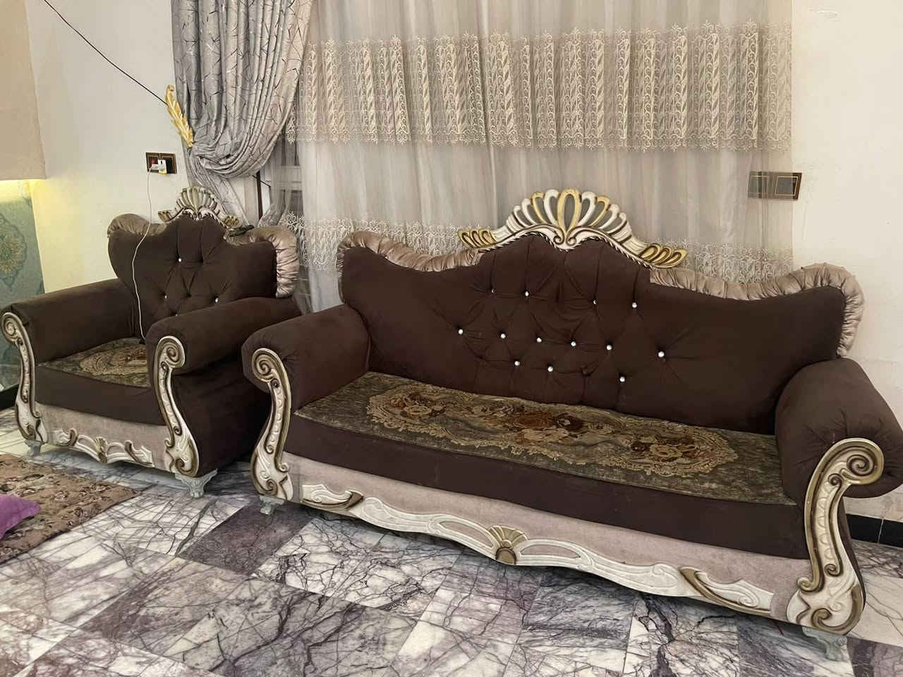 تخم عشرة مقاعد للبيع
نضيف خالي من الضرر 

السعر : ٢٠٠ 

للأستفسار : ***********
                 ***********
