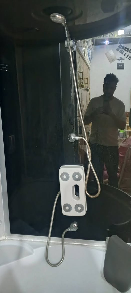 حمام جاهز للبيع 
فول مواصفات دوش سقفي ودوش تليفون وراديو وانارة وساحبة 
قياس 120*120 الحجم الكبير
اللون ابيض 
دفع الماء كلش قوي
مستخدم فترة قصيرة
السعر 850 الف نهايته 
***********
