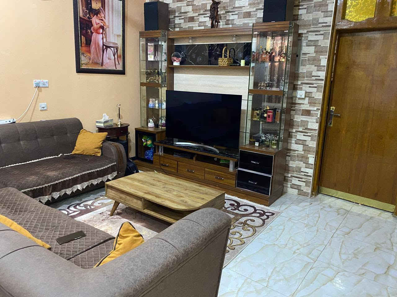 بيت طابو صرف للبيع 

مقابل مجمع المدى الطبي 

ثالث بيت عن شارع  60

المساحه / 200  متر

بيت بناء حديث طابقين يتكون من خمس غرف وصاله وهول ومطبخ عدد 2
وكراج ومناور ومجمع صحيات عدد  4

منطقه قريبه ومرغوبه ويتوفر فيها كافه الخدمات 

للاستفسار الاتصال
***********
***********
يوجد واتساب 

نستقبل كافة عروضكم وطلباتكم العقاريه

مكتب مدن للعقار/ الاسكان/ شارع الطاقه /مقابل متنزه الاسكان المركزي
