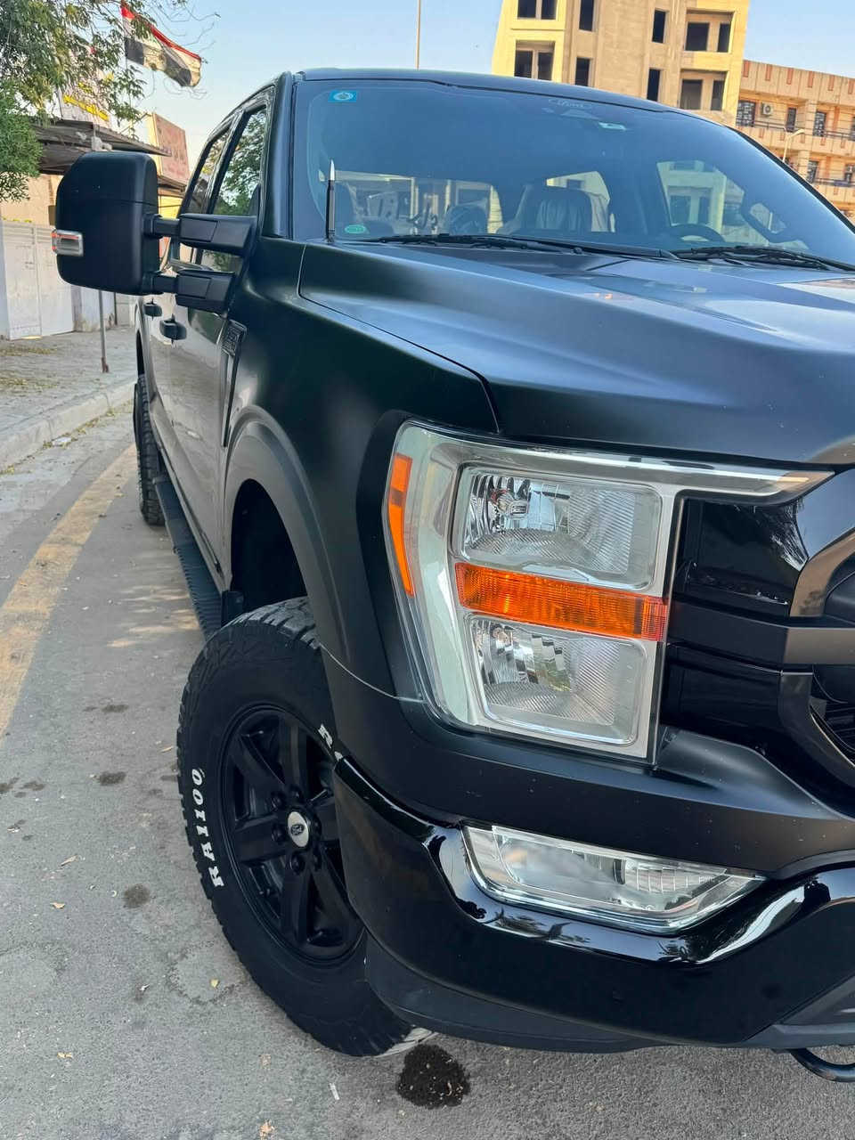 🛻 للبيع: فورد F-150 XLT PowerBoost Hybrid موديل 2022
السياره عليه تغليف بي بي اف  شفاف مات بي ضمان 10 سنوات 
وتايرات جبليه 
وترفيع بأميركا 3 انج
 نظام فورويل Drivetrain 4x4.
 المحرك: 3.5L Twin-Turbo V6 EcoBoost مع نظام PowerBoost Hybrid (أداء قوي جداً واقتصادي ممتاز في استهلاك الوقود).
 ناقل الحركة: أوتوماتيك تعليك 
 الفئة: XLT.
 الممشى 116791 الف كيلو وقابل للزياده
 اللون الخارجي: [اسود ].
 اللون الداخلي: [رصاصي].

 (مولد كهرباء مدمج للتشغيل والرحلات). ينطيك 30 امبير حقيقي
 وضعيات قيادة متعددة
 (Eco, Normal, Tow/Haul, Eco, Slippery, Mud/Ruts, Deep Snow/Sand).
 شاشة تشغيل كبيرة تدعم Apple CarPlay و Android Auto نظام SYNC 4.
 كاميرا خلفية مع حساسات مساعدة على الركن.
 نظام تثبيت السرعة ومكابح طوارئ تلقائية ونظام التنبيه عند الخروج من المسار.
📌 حالة السيارة والفحص:
 الحادث باب البدي الخلفي تبديل وكاله + تعديل جاملغ الايمن الخلفي
مكان السياره بغداد الغدير
السعر 260 وبيه مجال للشراي
سونار للسياره موجود 
رجاء اخوتي الي يشوفه غاليه خلي يعبر المنشور السياره ضربته شبه كلين 
رقم الهاتف ***********
