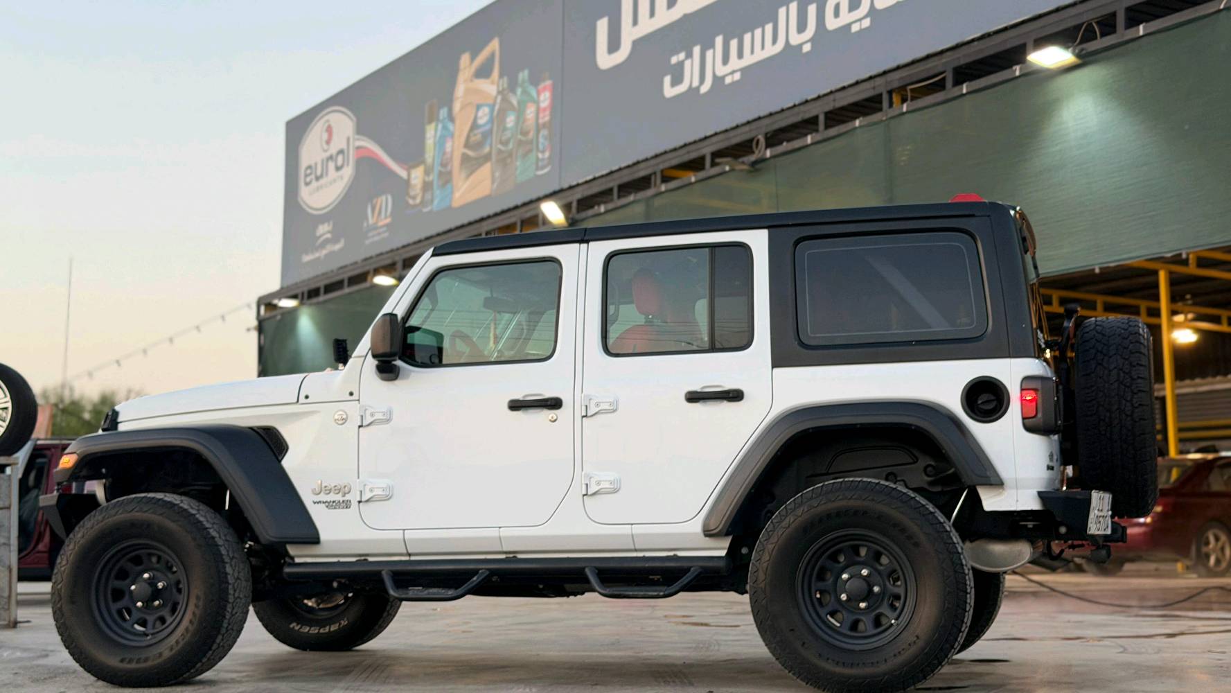 جيب رانكلر موديل 2021 ماشه 35 (6 سلندر 3600)المرغوب لون ابيض السياره جاهزه من كلشي النظافة موضحة بالصور سنويه وهزه جديده عليه دبلات وترفيعه وتخم ويل وتاير من دبي بيع او مراوس ***********