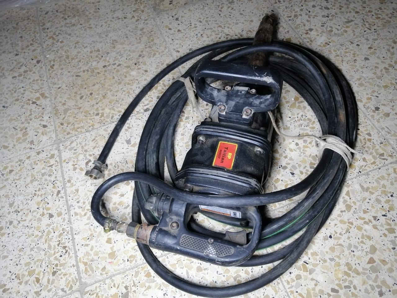 لالسلام عليكم دريل هوة للبيع معة الصوندة تفتر عل سيارة بل كامل السعر 180العنوان بغداد المعامل رقم الهاتف *********** مكلف بل نشر
