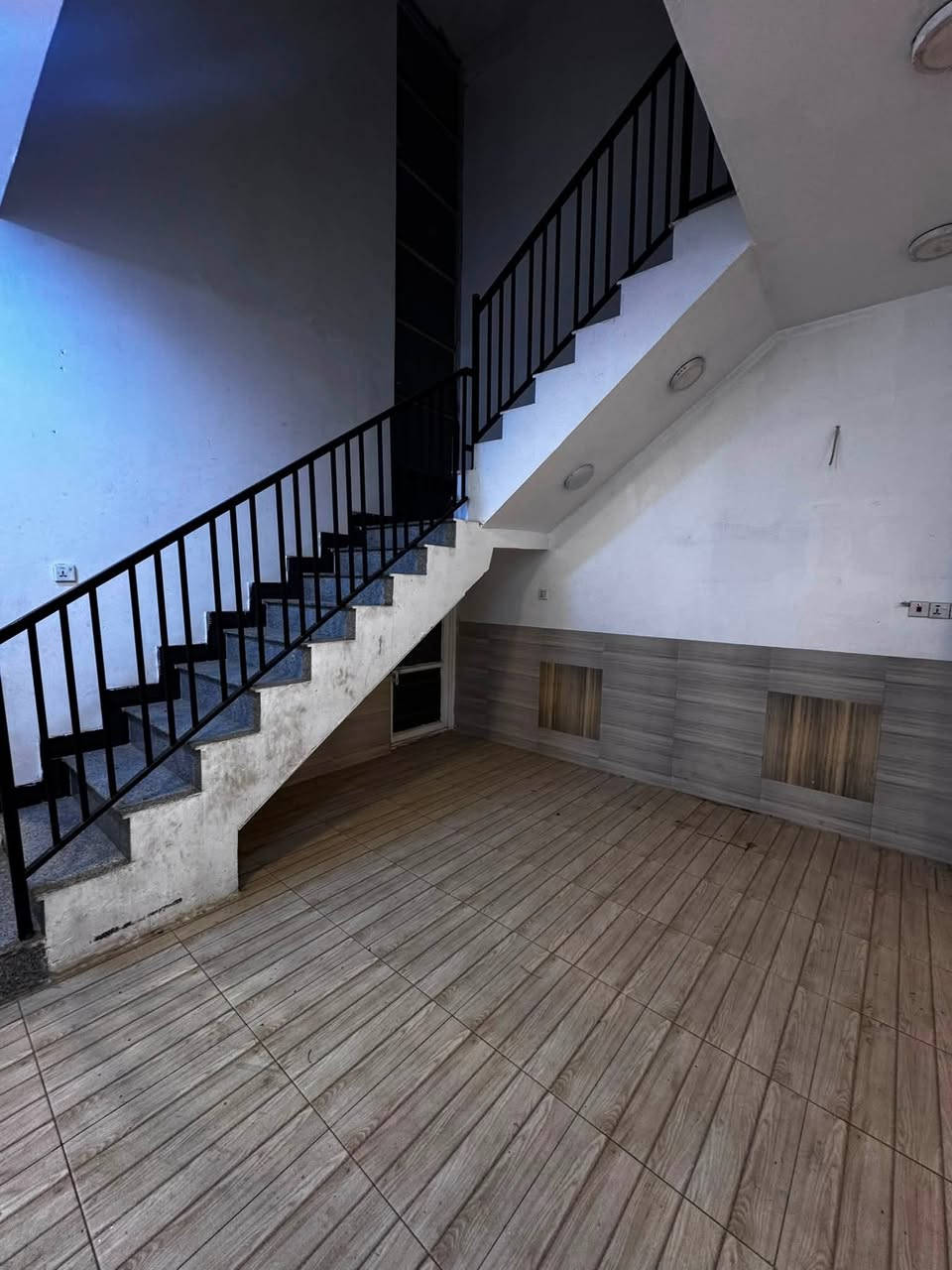 بيتين منفصلات 🏠في الانتفاضة الثانية 

المساحة الكلية 200 متر 

مساحة كل بيت 100 متر 

طابق واحد بناء نضيف 

موقع مميز خلف التجاري 📍

السعر الكلي 340 مليون قابل للتفاوض 

***********-***********
