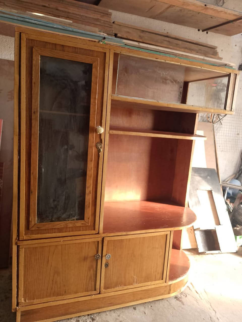 معرض أو مكتبه للبيع سعرها 90 وبيها مجال للتواصل واتساب ***********
