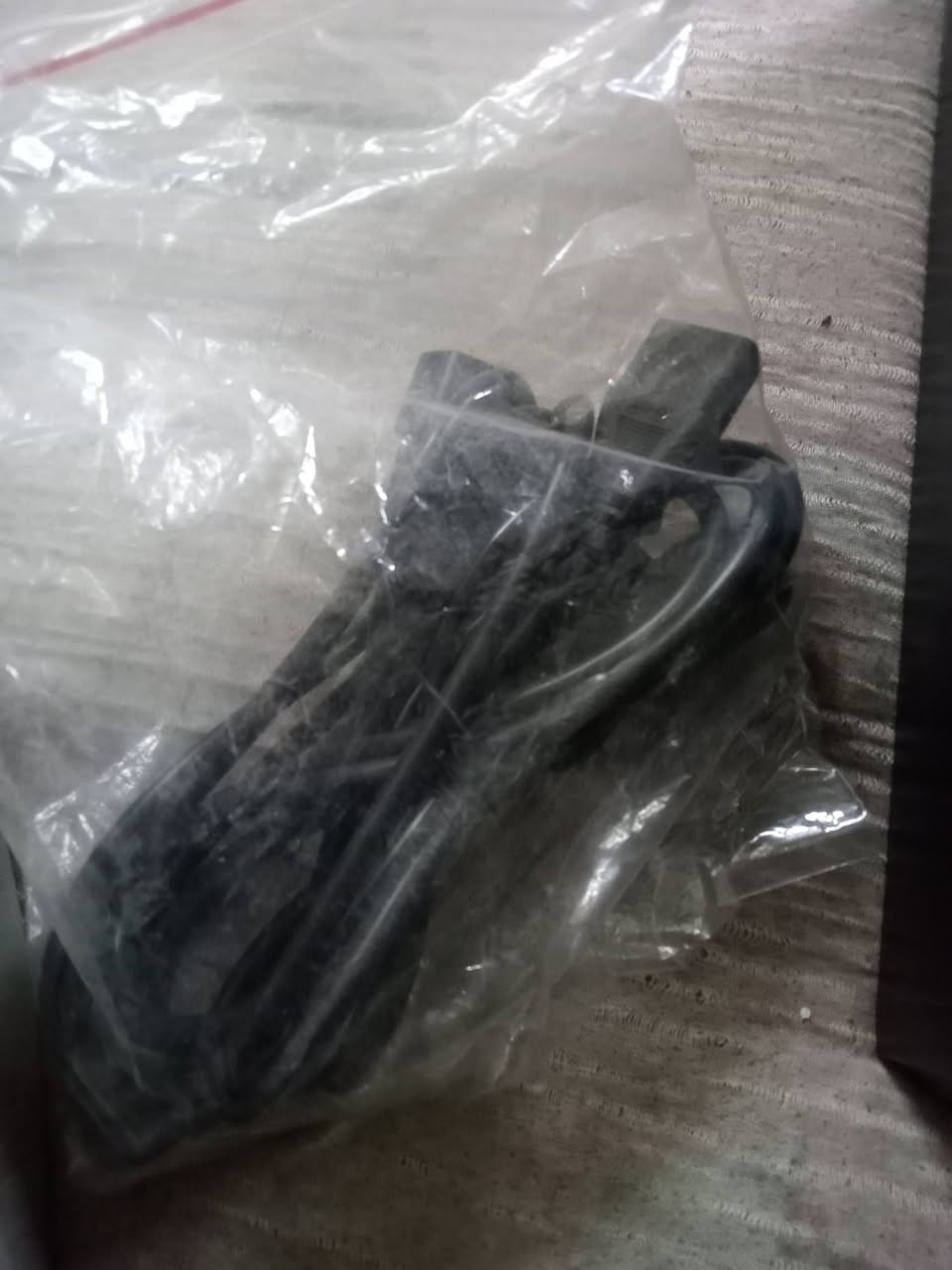 📢 جهاز UPS (منظم ومزود طاقة) للبيع في بغداد 🔌⚡
للبيع جهاز منظم تيار ومزود طاقة غير منقطع من شركة Trust العالمية المعروفة، موديل Trust Oxxtron 800VA 
✨ فائدة الجهاز الأساسية:
يحمي أجهزتك الحساسة (الكمبيوتر المكتبي، شاشة القيمنق، بلايستيشن، أو النانو والراوتر) من الإطفاء المفاجئ عند انقطاع الكهرباء الوطنية أو التحويل للمولد. يعطيك وقت كافي لحفظ ملفاتك وإطفاء أجهزتك بأمان لحمايتها من الاحتراق أو تلف البيانات.
⚙️ المواصفات الفنية:

* القدرة: 800VA (ما يعادل 360 واط فعلي).
* المنافذ: يحتوي على منافذ خلفية محمية من تذبذب التيار.
* الحجم: حجم صغير ومدمج ومثالي للمكاتب أو غرف القيمنق.

🛠️ حالة الجهاز: مستخدم نظيف جداً وبحالة ممتازة وشغال بشرط الفحص.
📍 الموقع: بغداد - السيدية
💰 السعر: 25,000 دينار عراقي
📞 للاتصال والتواصل: *********** (أو المراسلة عبر الخاص لشراء الجهاز).
