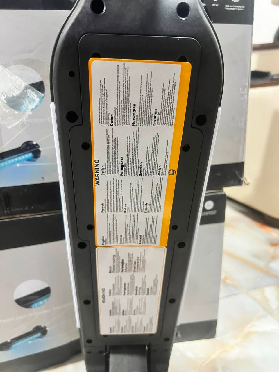 للبيع سكوتر كهربائي للأطفال  Denver SCK-5400 الأسود الأصلي بكرتونته بالة امزون  ومناسب حتى وزن 50 كجم، يتميز بمحرك مساعد قوة 80 واط وسرعة آمنة جداً 6 كم/ساعة ومزود بإضاءة LED ملونة في العجلات والجوانب مع فرامل قدم خلفية لضمان الأمان. بسعر مناسب تواصل عالخاص او واتساب ***********
