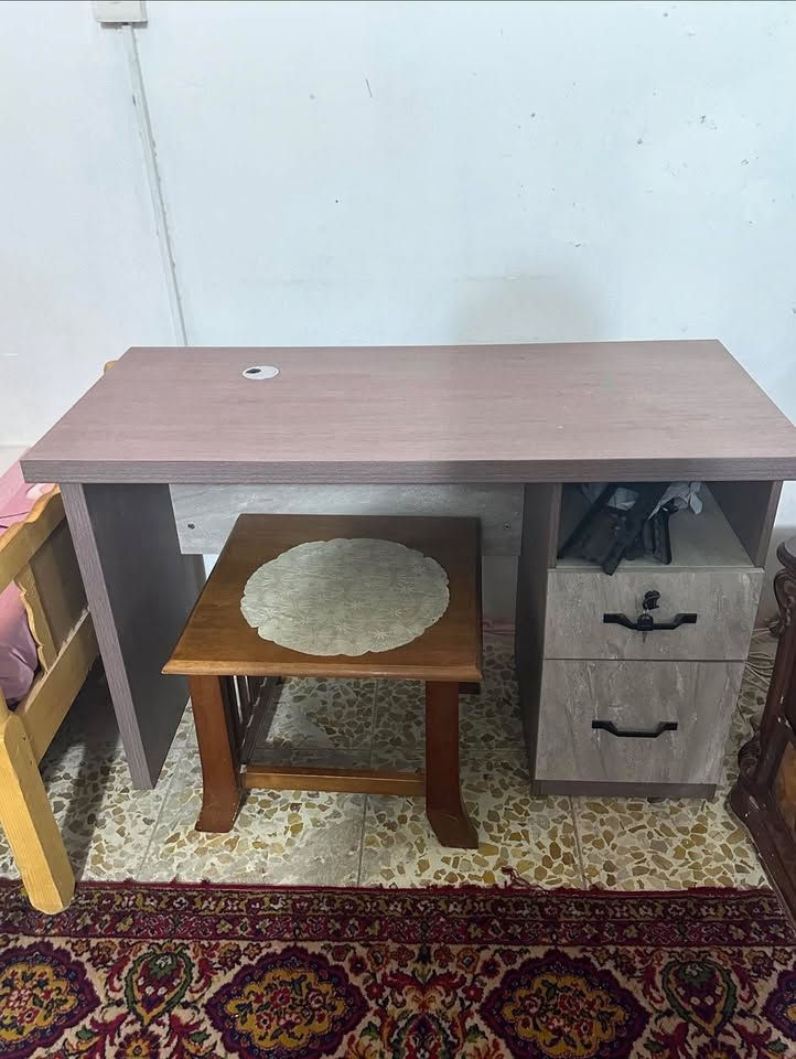 السلام عليكم
ميز تلفزيون وميز مكتبي بيع اثنينهن ب١٥٠ 
رقم تواصل ***********

نص مكتوب في الصور:
- Crop