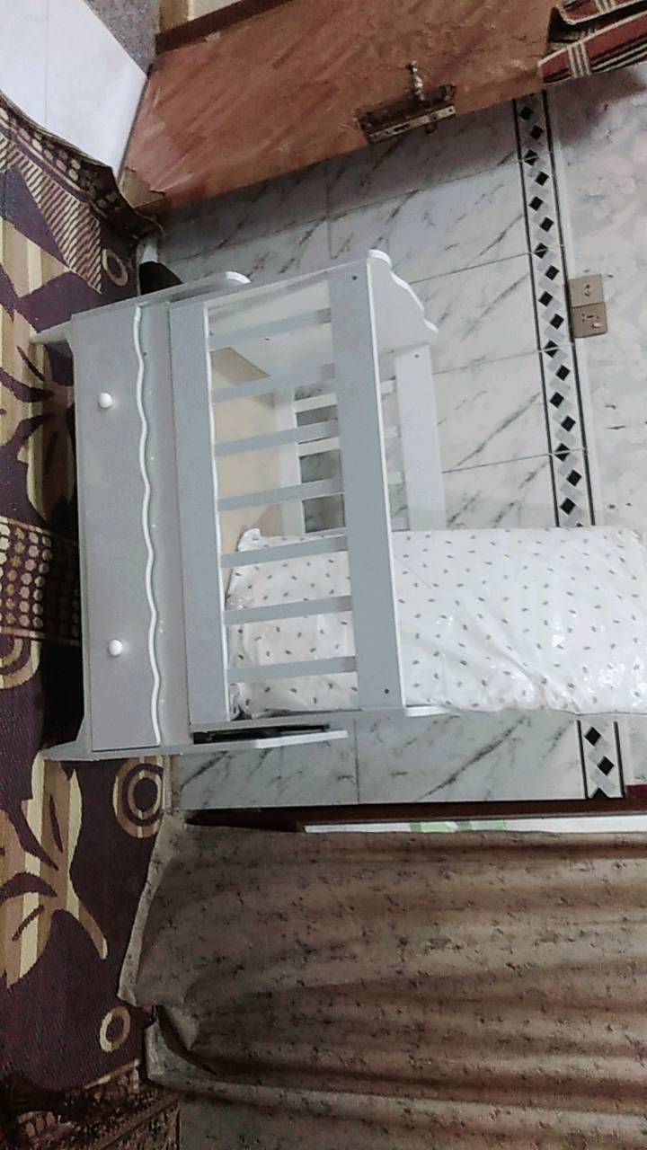 جربايه اطفال طول 120 يوجد فيه مجر و يوجد فيه دوشك خالص بيه تكفي لحد عمر اربع سنوات السعر 000، 120وبيه مجال الاستفسار الرقم ***********