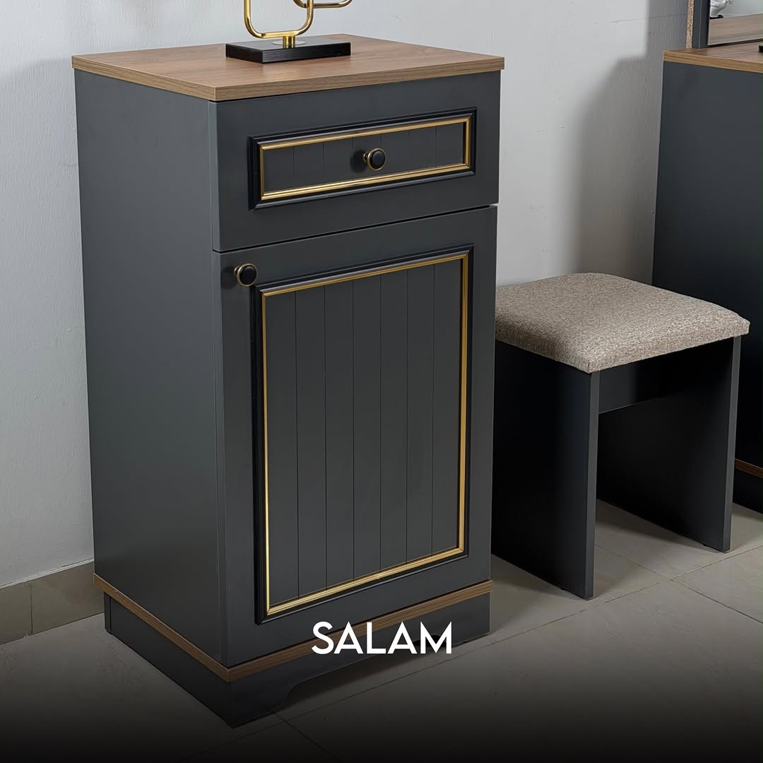 

نص مكتوب في الصور:
- SALAM