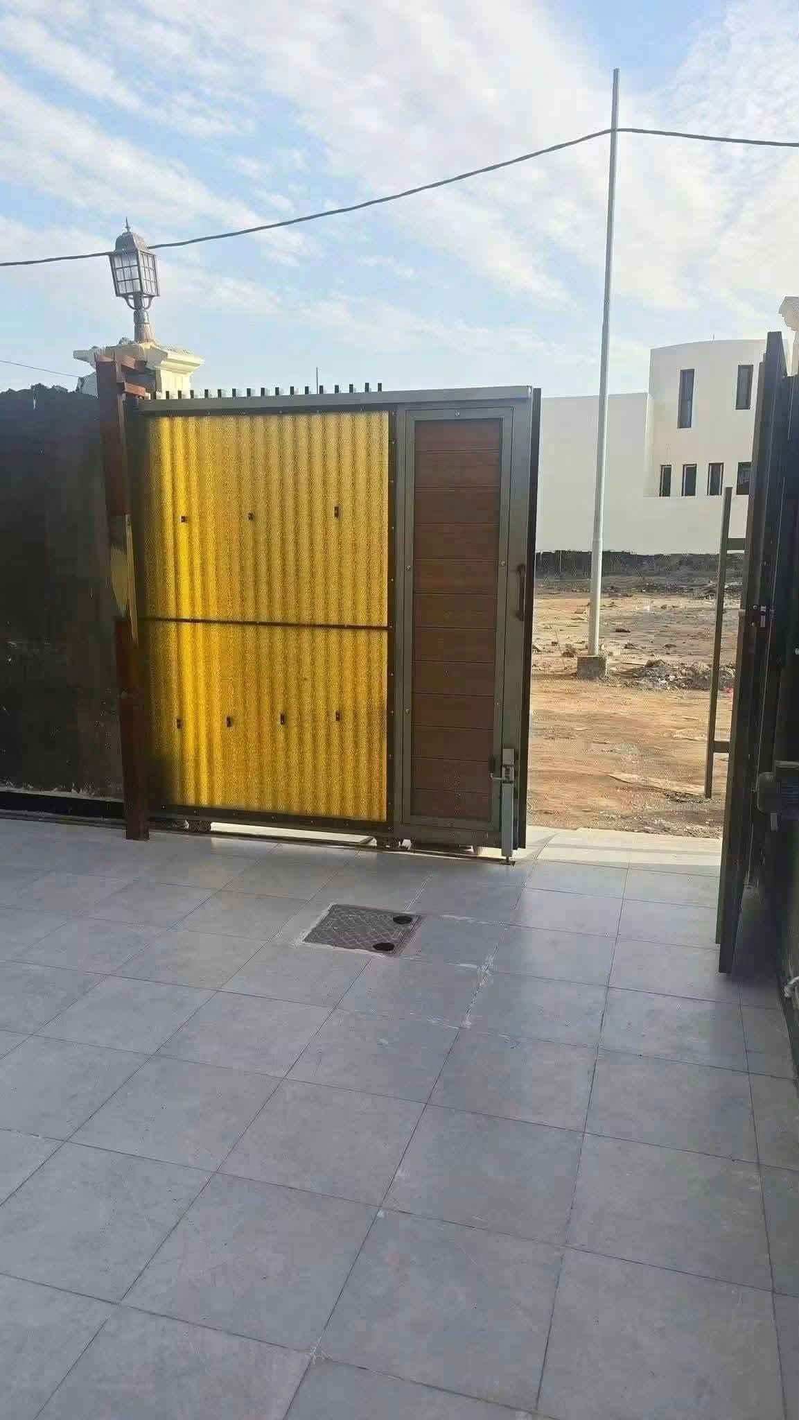 بيت للبيع
المساحه : 200 م زراعي كونكريت مساح 
الموقع: حي الجامعة مجاور حيدر ابن حجي هندي 
بناء جديد + جاري العمل بالواجهه
محتويات البناء ( غرف نوم 2 + مطبخ حار وبارد + استقبال + صاله + صحيات داخليه وخارجيه + مخزن مع البيتونه 
خدمات كامله الاستفسار تصال ‏‪***********
 @اللجميع

