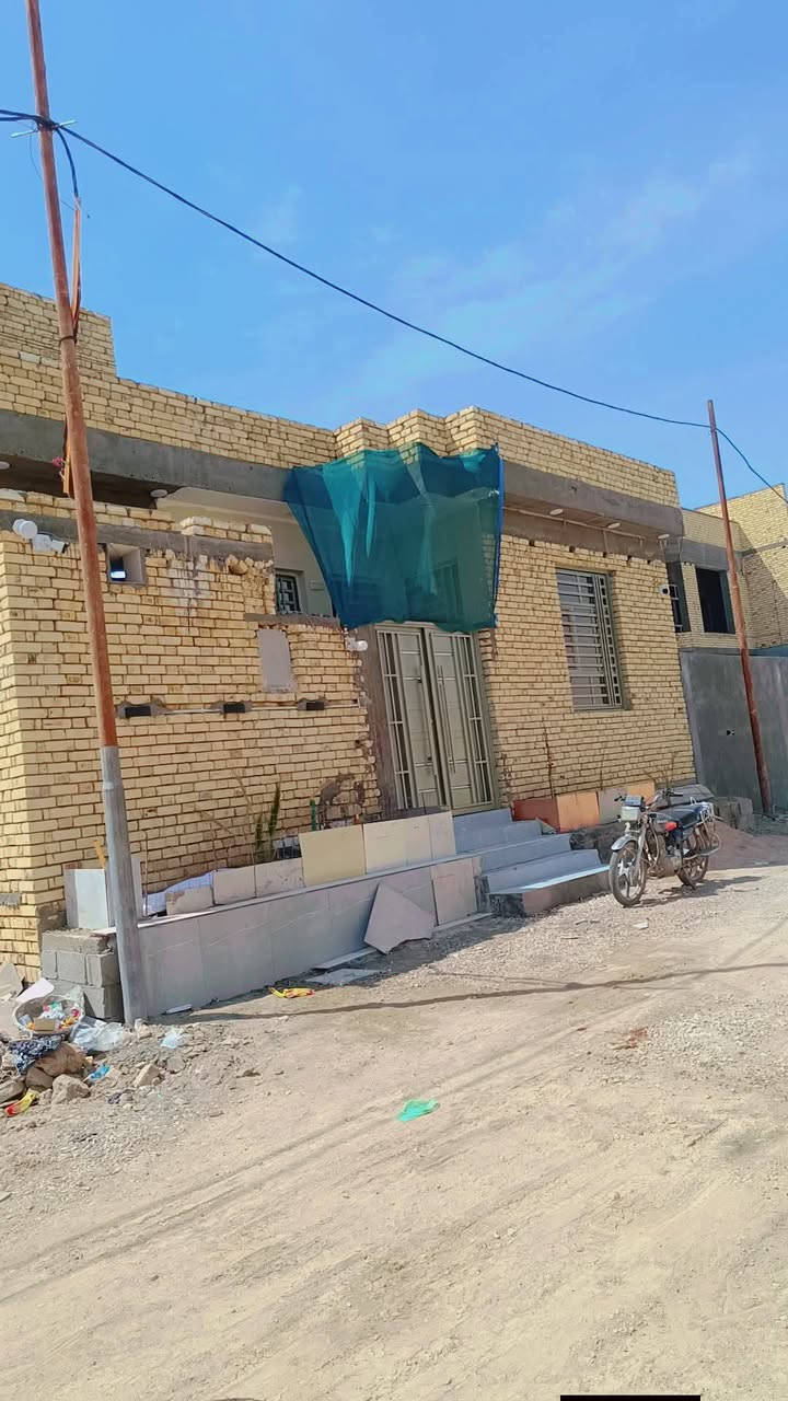 بيت 100 متر بنأ حديث توه كمل طابو اسهم ع طريق السياحي مال تركي ع الشط  مكان حلو وسكن وخدمات 
بشارع الخيرات  مقابيل مطعم نوارس 
غرفه  ومنور وحمام وصاله ومغزن ومطبخ واستقبال وصحيات خارجيه وداخليه
توه كامل صالي شهر من سكنت بي شغل درجه اوله 

السعر 75مليون وبيها مجال
***********
