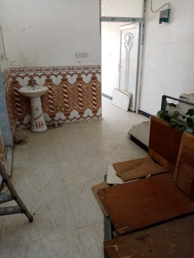 السلام عليكم بيت  يعتبر شقه للإيجار طابق ثالث بدون دلاليه سعر ٢٥٠ قفل خلف كليه دجله سكن طلاب او عمال فقط موجود خاص او رقم *********** قرب بفرع شارع ليمونه
