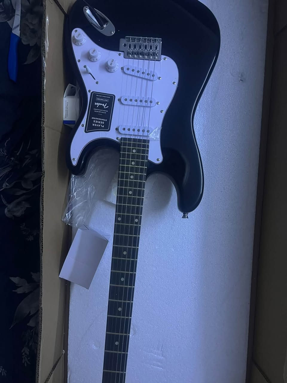 Electric guitar
كامل ملحقاته ما بيه اي شيء بس وتر واحد مقطوع وعندي أوتاره 

سبب البيع الحجي يقول حرام 

 جنطة

ريش

سيت اوتار احتياط هدية

كابو

كيبل

حزام

امبلفاير هدية

مكاني الزعفرانية
رقم ***********
سعره 160الف قفل
