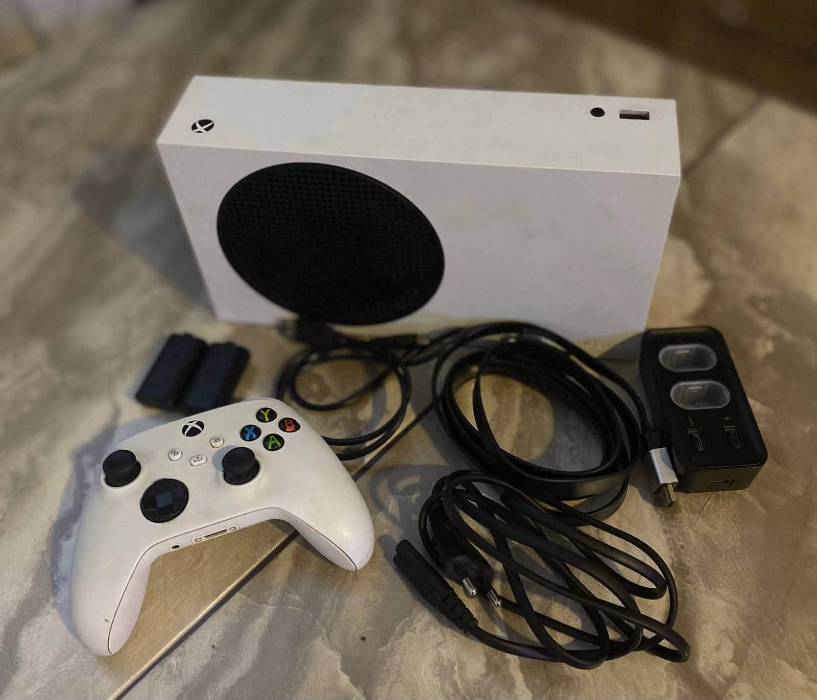 للبيع Xbox Series S بحالة جيدة، الجهاز يعمل بشكل طبيعي ونضيف بدون تبديل اي شي
المحتويات:
Xbox Series S
يد Xbox أصلية واحدة
بطاريتان
شاحن بطاريات
سلك تشغيل الكهرباء
سلك HDMI للتوصيل بالتلفاز
سلك شحن
توجد ريشة واحدة مكسورة، داخليه.
الجهاز مناسب لمن يريد Xbox Series S كامل مع ملحقاته، والبيع حسب الحالة الموضحة بالصور.
السعر: [300] المكان: [بغداد]
للتواصل: [***********/الرسائل
