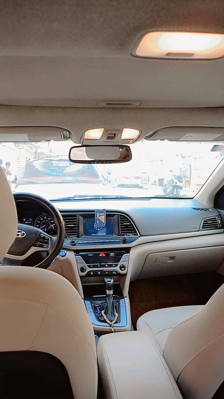 من رخصة الادمن . للبيع النترا 17 امريكي حادثهه فقط بنيد والباب صبغ . بدون دواخل
فول مواصفات 
فتحة سقف . 
بصمه تشغيل وابواب وصندوق 
كشن كهرباء 
شاشه وكامره بلادي 
تحكم ستيرن جهتين 
رادارات جانبيه  بالمري
تدفئه وتبريد بالكشنات
تخم تاير جديد 
 مكينه گير تبريد مكفولات 
صدر خلفي وامامي جديد 
سياره ترايهه مال زيرو 
السعر 110 وبيهه مجال 
عنوان بغداد الشعله 
هاتف ***********
