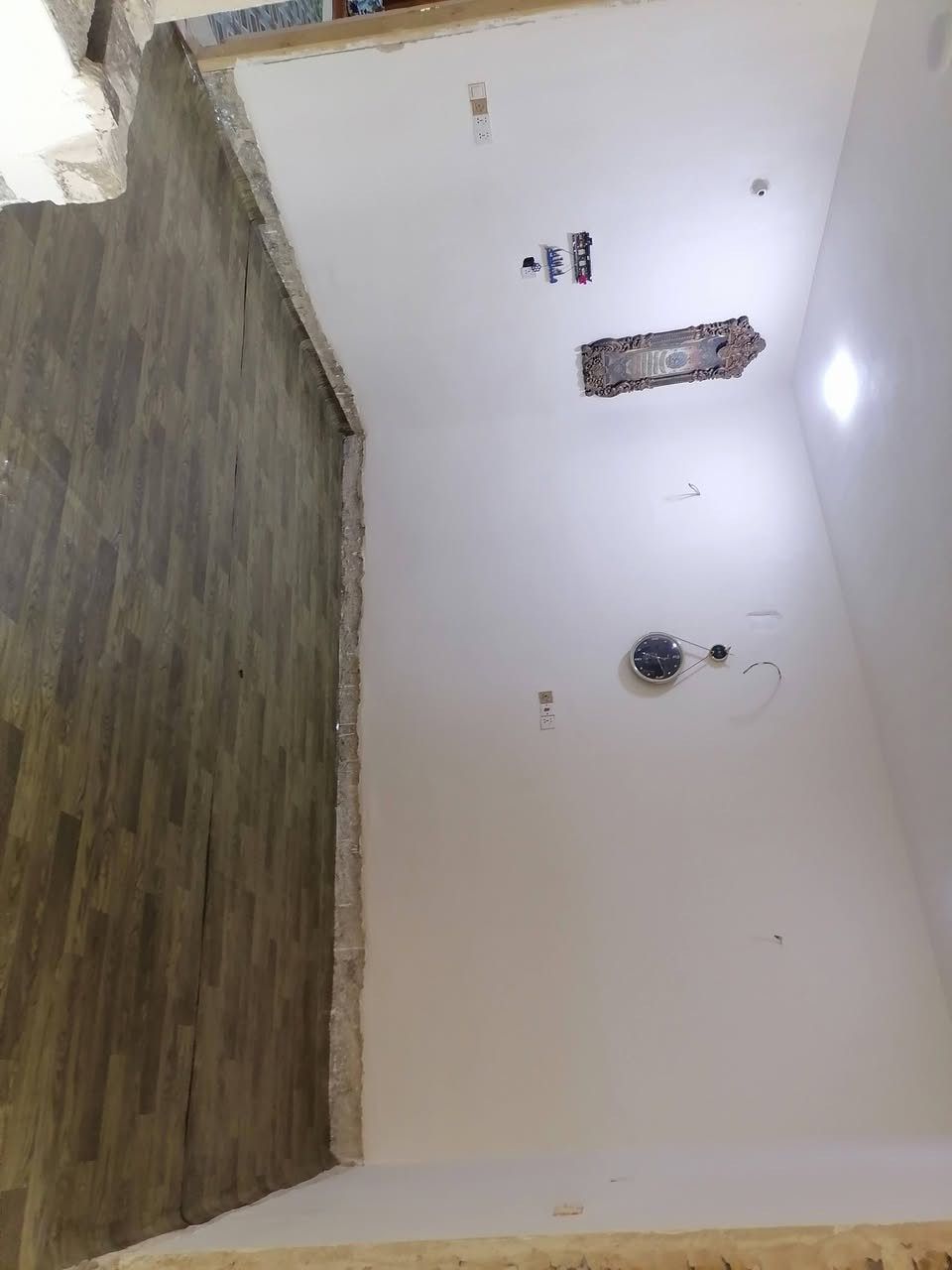 السلام عليكم الدار للبيع المساحه ٢٥٠ متر بناء كامل حديث ٢٠٢٦ مثل ماموضح بالفيديو المكان في شريفه بنت الحسن يبعد عن التبليط ١٥ متر طابو زراعي سند ٢٥ بأسمي وكافه الخدمات موجوده السعر ٨٥ للاستفسار الاتصال على الرقم ***********
