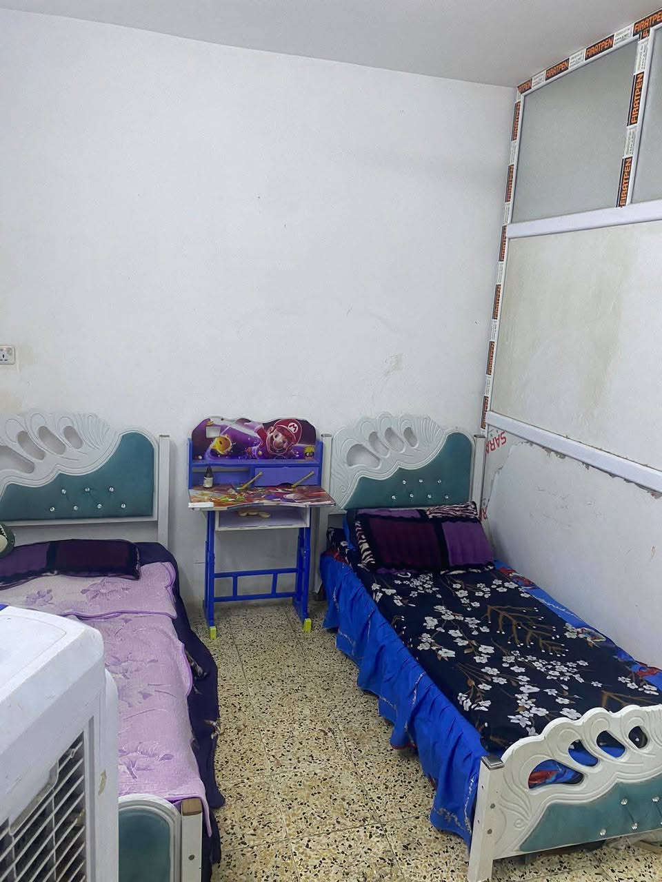 بيت الغزاليه للايجار مساحته125
يوجد فيه ثلاث غرف 
هول 
صاله 
حمامات عدد 2
مطبخ 
كراج سياره 
سعر الايجار650 وبي مجال 
للتواصل عبر ***********
