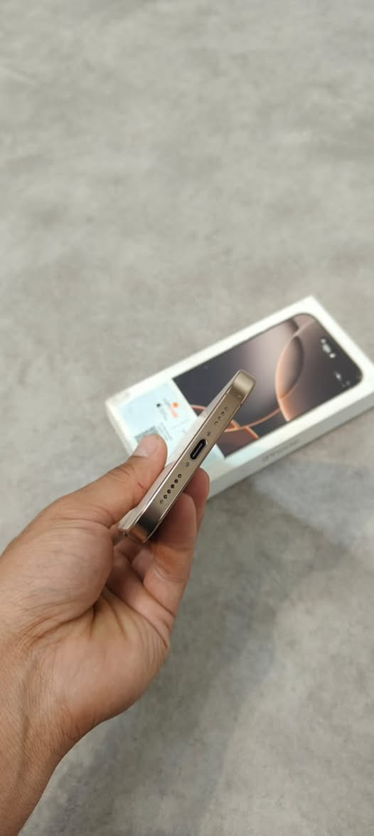 السلام عليكم ايفون 16pro max
ذاكرة 256
بطارية 92
الجهاز مبدل كامرة خلفية تفصيخ قطعة اصلية من ابل 
نظافة الجهاز 100‎%‎
سعر 920 وبي مجال 
للاستفسار ***********
