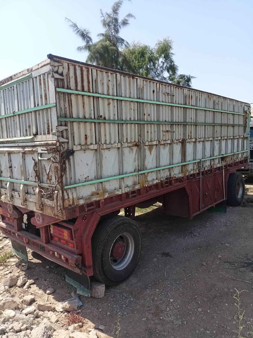 مقطورة طول سبعه ونص ارتفاع 185 دناكير برينه بوربرن جبير تايرات جدد  مكان موصل 

 /*********** واتساب
***********
