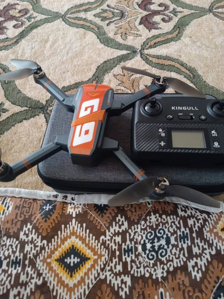 ‎مۆتۆر (Motor): مۆتۆری بێ-فڵچەی هەیە (Brushless Motors) کە بەرگەگرتن و تەمەنیان لە مۆتۆری ئاسایی (Brushed) زۆر زیاترە.

‎سیستەمی GPS: دارای بەشی GPS بۆ جێگیربوونی باشتر لە هەوادا، گەڕانەوەی خۆکارانە بۆ شوێنی فڕین (Return to Home) لە کاتی نەمانی شەحن یان بڕانی پەیوەندی.

‎ڕیمۆت کۆنترۆڵ: ڕیمۆتەکەی شاشەیەکی بچووکی دیجیتاڵی تێدایە بۆ نیشاندانی زانیاری وەک باری سێگناڵ، بەرزایی، و دۆخی GPS.

‎دیزاین: دیزاینی نۆشتاوەیی (Foldable) کە گواستنەوەی لەناو جانتاکەیدا زۆر ئاسان دەکات.

‎کۆنتڕۆڵ و بەکارهێنان

‎دوگمەکانی سەر ڕیمۆت: دوگمەی تايبەت بە lock/unlock بۆ ڕاگرتن و دەستپێکردنی مۆتۆرەکان، دوگمەی فڕینی خۆکار، و دوگمەی ڕاستەوخۆی گەڕانەوە (GPS Return Home).

کامێرا: کامێرایەکی ناوازە بۆرەسم و ڤیدیۆ زۆر گونجاوە 60FPS و کوالێتی FULL HD

نرخی زۆر گونجاوە
بۆنداواکردن نامە بنێرن گەیاندن هەیە
whatsapp ***********
