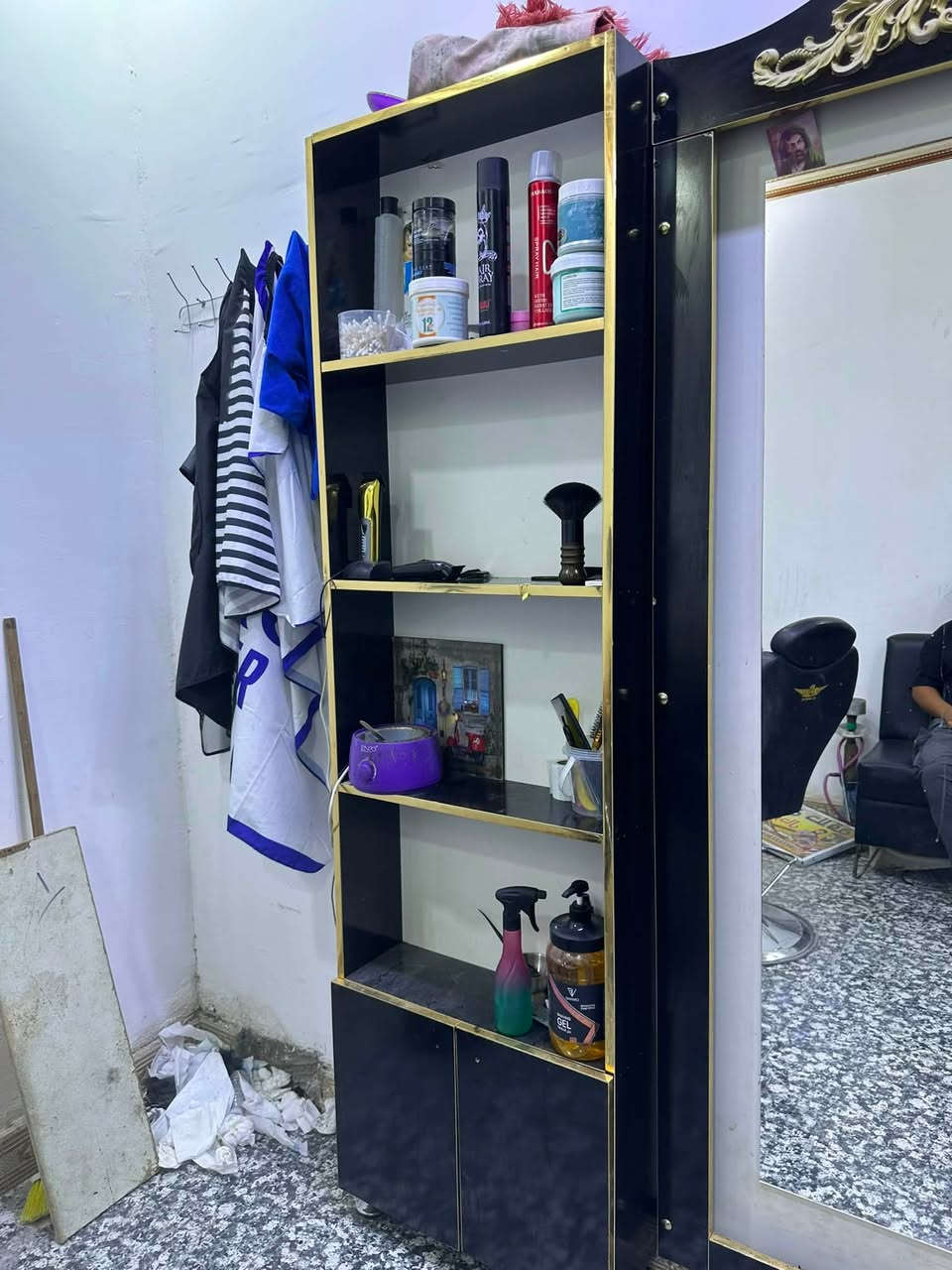 مراية مع رفوف حلاقة بعدهن جديدات ستخدام قليل السعر١٠٠ الف قفل العنوان البصرة كرمة علي ***********
