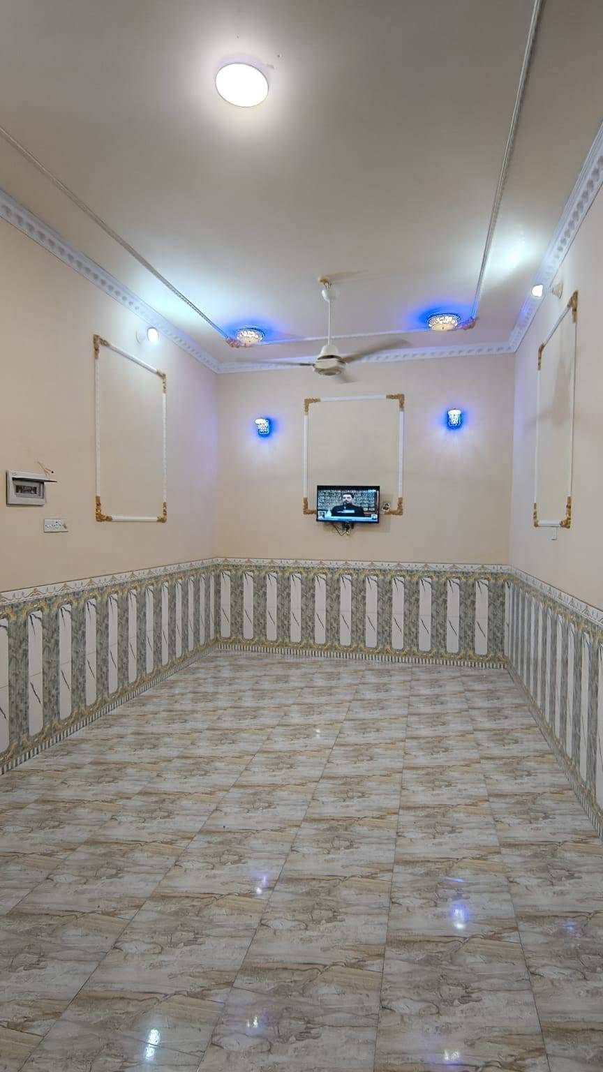 السلام عليكم 
بيت للبيع  زراعي بمنطقة حي الكوفه 
مساحته 200م بناء طابوق سقف كونكريت 
يتكون من غرفتين وصاله ومطبخ وديوانيه 
ومجموعة صحيات داخليه وخارجيه
وغرفتين جاهزات للسقف بالطابق الثاني
***********
