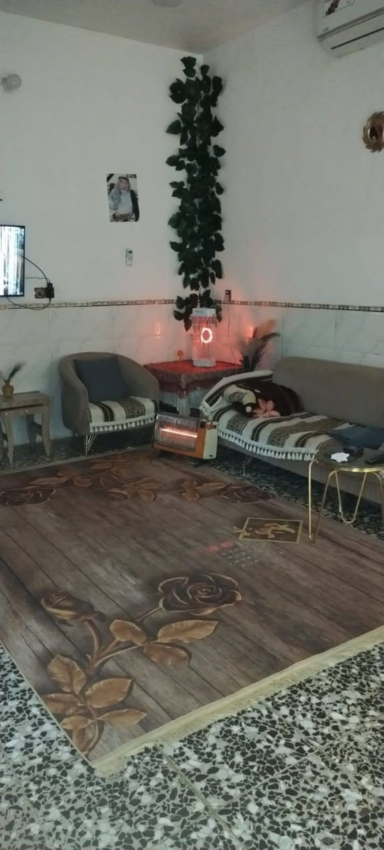 بيت مساحه100متر مربع  بناءحديث ومعه محل  ركن  شارع هدوء و طابو سند ٢٥ للاستفسار مع كافه الخدمات ***********
