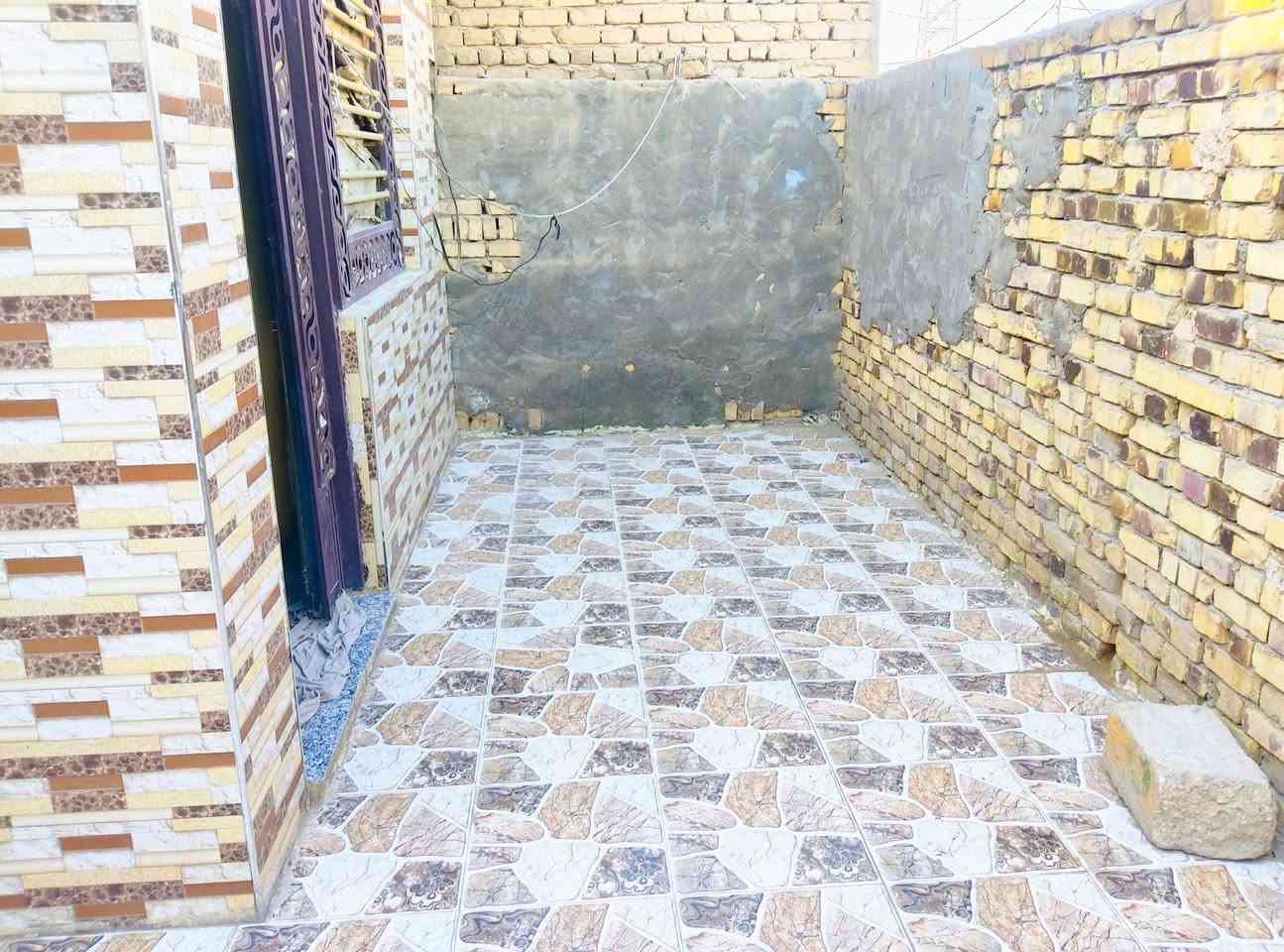 بيت حي العسكري يحتوي علا غرفتين وصاله ومطبخ وحمام  داخلي وحمام خارجي وصحيات خارجيه 
200م سعر البيت 150 مليون  السكف عكاده التصال علا الرقم ***********
موقع مكتبنا حي العسكري الثالث مقابيل موكب عمار قرب فلكت 60
