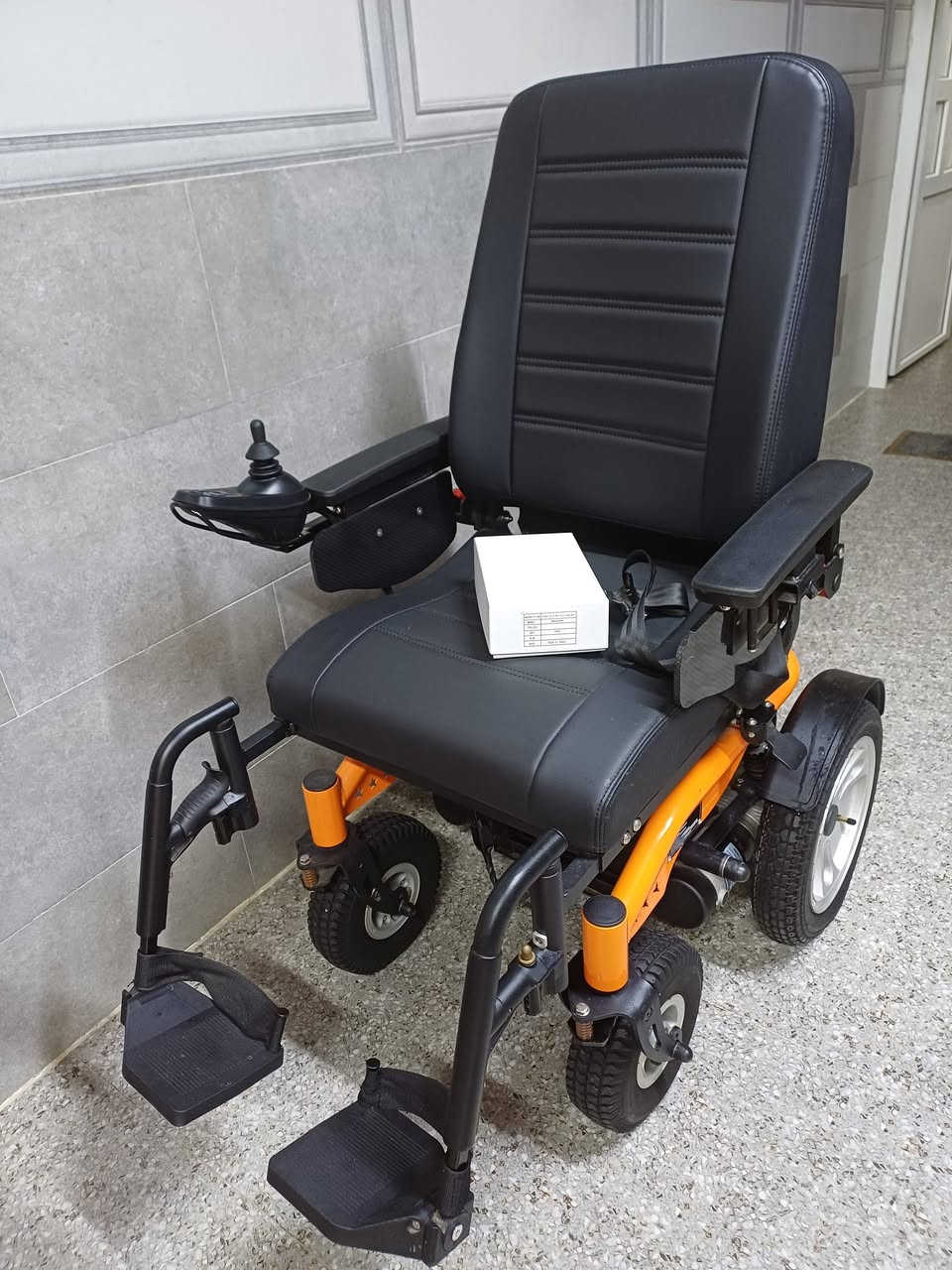 للبيع: كرسي متحرك كهربائي (عربانة) بحالة ممتازة ومواصفات قوية! ♿⚡
المواصفات والخيارات:
​مقعد جلد مريح: تصميم طبي وعريض يضمن الراحة أثناء الجلوس لفترات طويلة.  
​تحكم وسهولة قيادة: مزود بجويستيك (عصا تحكم) دقيق وسهل الاستخدام.  
​عجلات متينة: إطارات قوية وممتصات صدمات تناسب مختلف الطرق.  
​أمان كامل: مزود بحزام أمان وهيكل برتقالي متين وقوي.  
​ساند أرجل وأذرع: مريحة وقابلة للتعديل.  
​ملاحظة للراحة والشفافية: البطارية تحتاج تبديل أو إنعاش بسبب عدم الاستخدام ، ولهذا السبب تم عرضها بسعر مغري جداً!
​السعر المطلوب: 350ألف دينار عراقي فقط (سعر نهائي/فرصة ممتازة مقارنة بسعرها الأصلي).
​📍 الموقع: [العراق/موصل]
📞 للتواصل والاستفسار علواتساب: [***********]

نص مكتوب في الصور:
- مخصص لذوي الاحتياجات الخاصة محرك كهربائي قوي تصميم آمن ومريح نظام التحكم (الجوياستيك) تصميل النيجات عجلات أمامية مرنة شعار "إنجوي كير" (علامة تجارية) مقعد جلدي مريح
