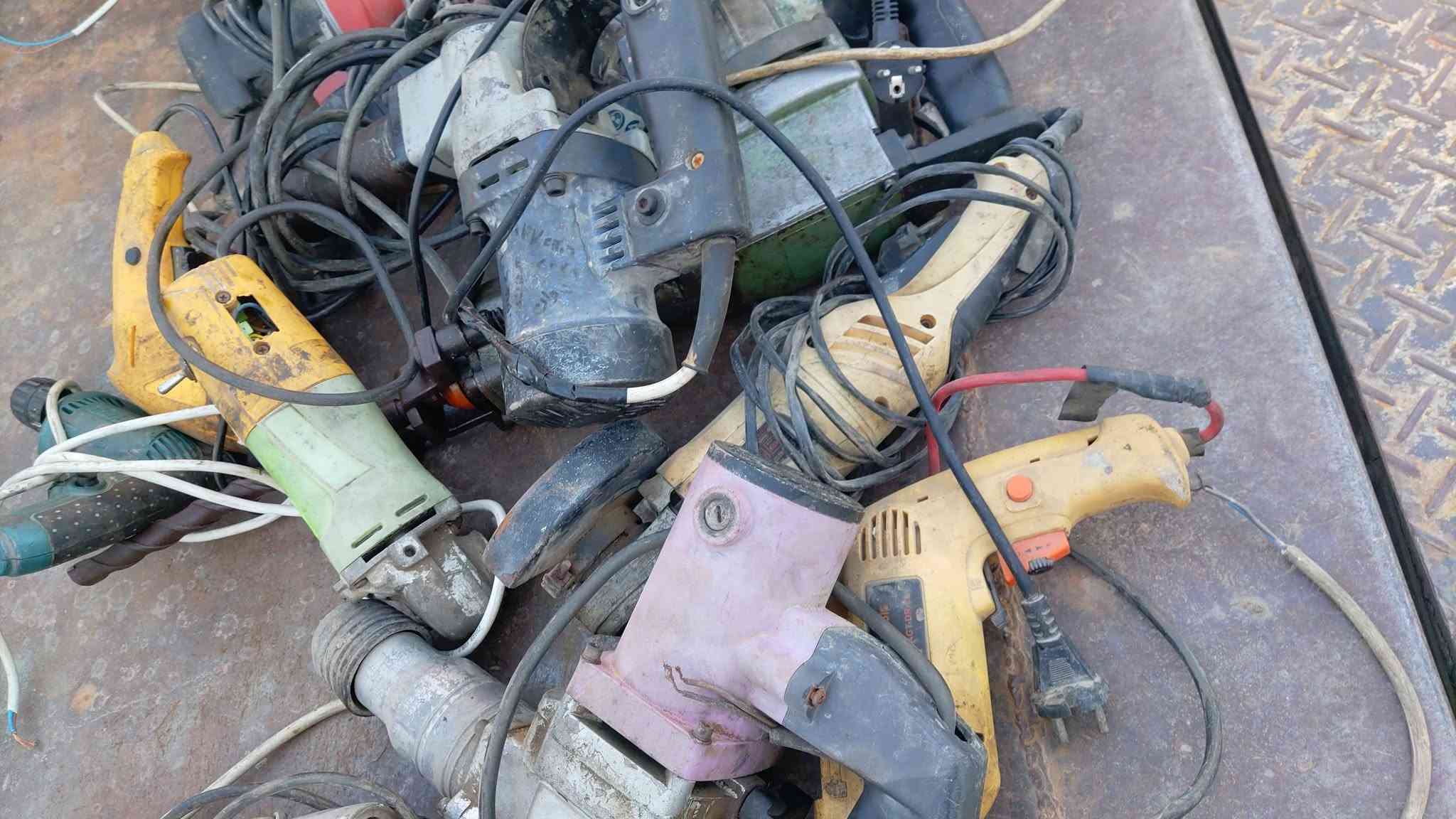 دريلات وكوسرات شغال عدد 24 قطعة بيع شلع 200 الف ***********
