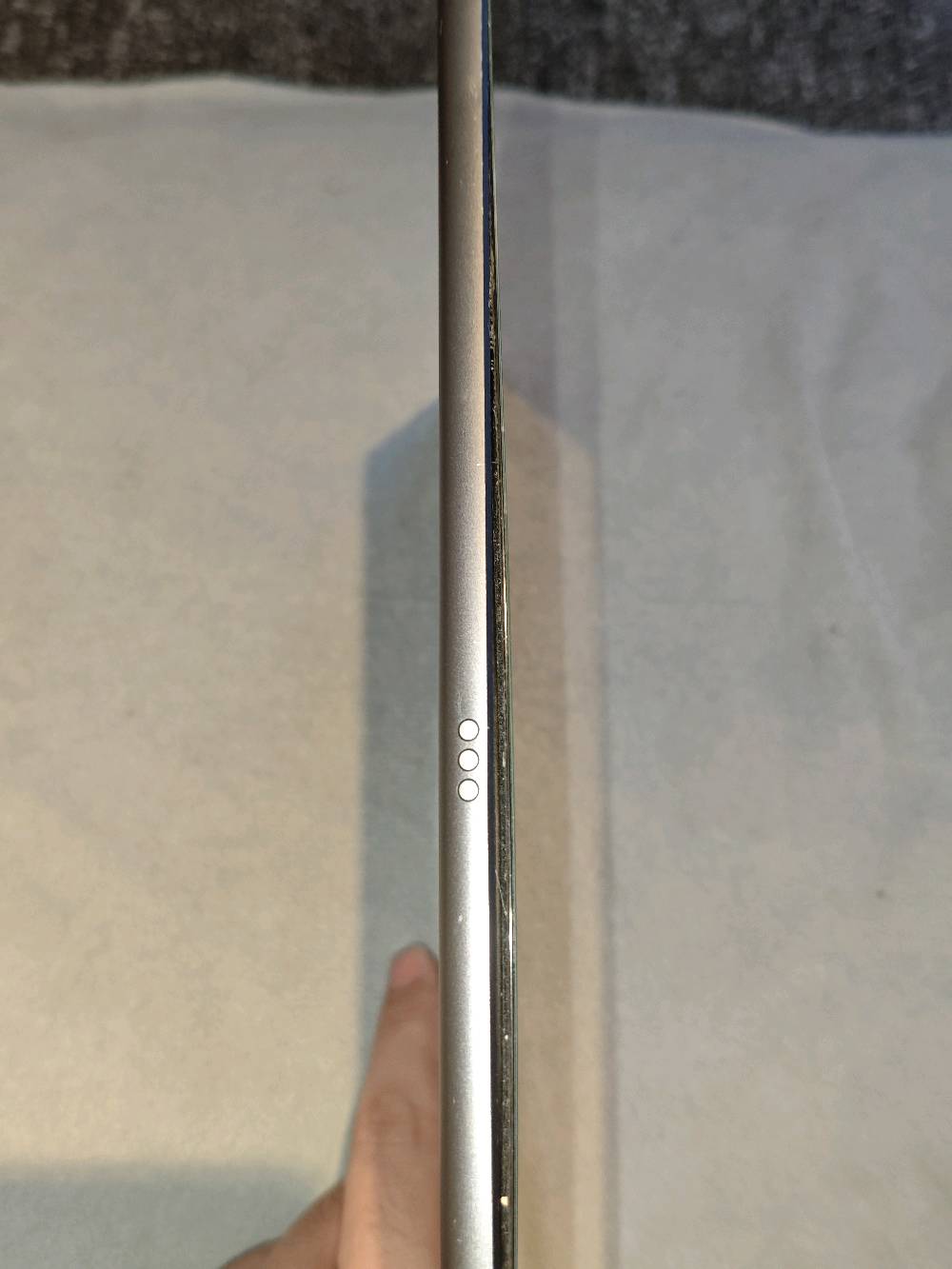 للبيع: iPad الجيل الثامن (2020) - 32GB (Wi-Fi)

الموديل: iPad الجيل الثامن (8th Generation) - النسخة الأمريكية

الأداء والبصمة: الشاشة الداخلية (LCD)، اللمس، الكاميرات، ** وبصمة الإصبع (Touch ID)** شغالين تمام وبدون مشاكل.

الدعم: يدعم قلم Apple Pencil (الجيل الأول) والكي بورد الذكي.

النظام: يعمل بنظام iPadOS 18.3.1.

سنة الإنتاج: ديسمبر 2020 (العمر الفعلي: 5 سنوات و8 أشهر).

الشاشة: 10.2 بوصة.

السعة الكلية: 32 جيجابايت.

ملاحظات:
الشاشة: مكسورة وتحتاج استبدال زجاج/شاشة.
البطارية: مستهلكة وتفرغ بسرعة، بحاجة لتغيير.
الهيكل: انحناءة بسيطة (نحة) بالهيكل مع انفصال لاصق الشاشة الجانبي.
الصوت: خفيف ويحتاج تنظيف لفتحات السماعات السفليّة من الأتربة.
وين مكانك بالضبط؟ بأي مدينة/منطقة حتى المشتري يعرف شلون يوصلك؟: 
مدينة الصدر قطاع 43 
نتفق عل بكان قريب
هل تريد البيع مع شاحن/كابل أو أي ملحقات ثانية لو بس الجهاز وحده؟: 
لا
السعر النهائي شكد؟ وهل قابل للتفاوض لو ثابت؟: 
100قفل
هل أكو أي قطعة متبدلة أو تصليح سابق غير الشاشة والبطارية؟: 
لا
تقبل فحص وتجربة قبل الشراء لو تريد التسليم فقط بمكان محدد؟: 
فحص قبل شراء بس مو يختلف عليه كتبت كل شي شبي عطلات 