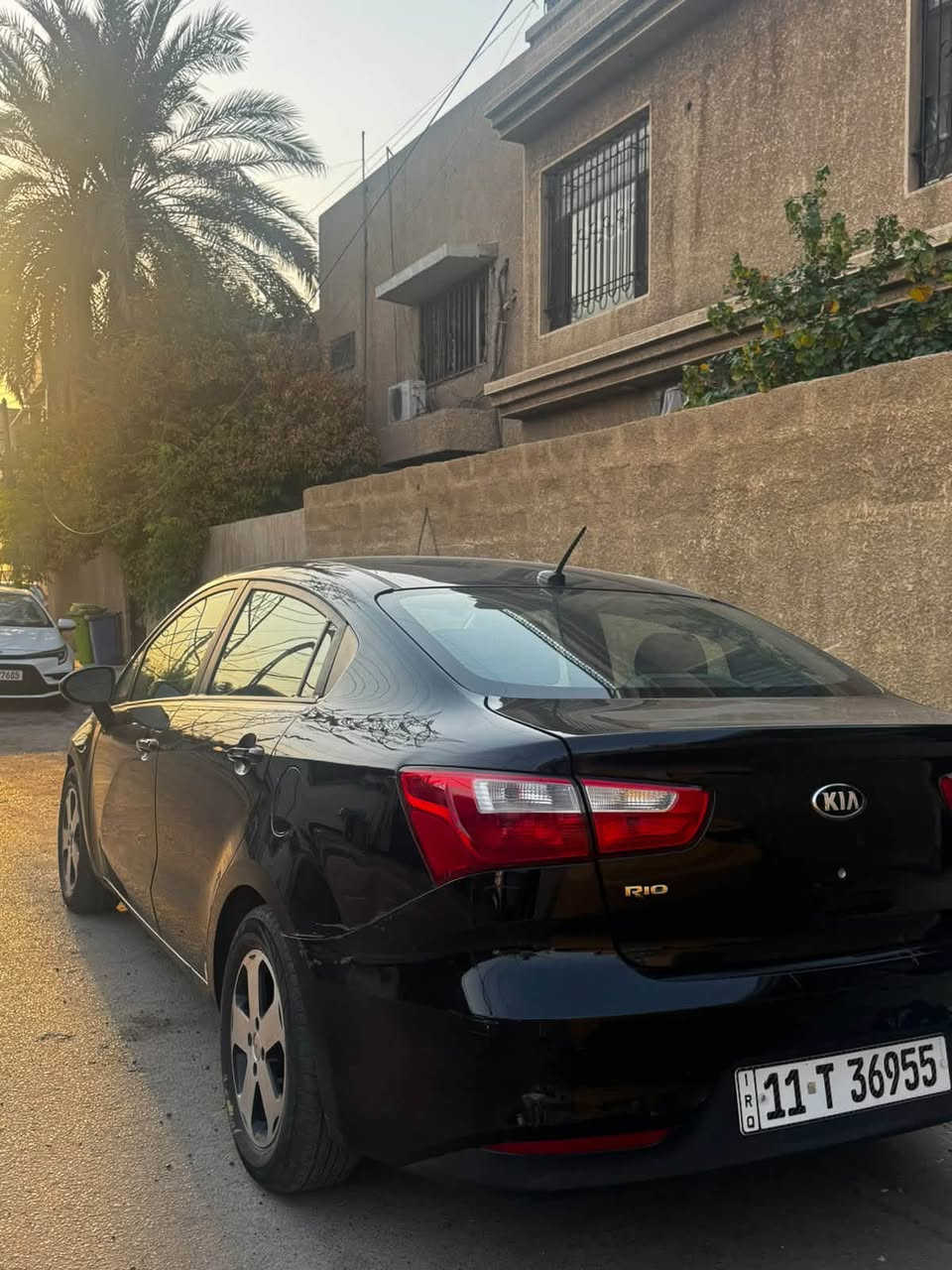 كيا ريو موديل 2017  اللون أسود وارد امريكي محرك 1600 Gdi ماشيه 95 رقم بغداد استعمال شخصي بأسمي رقم بغداد سياره نظيفه  كَير ومحرك بلاد حادث امريكا صبغ قطعتين بنيد وجاملغ فقط وبيها قطع صبغ للجمالية بدون ضربةابيعلك صبغ حزام سياره جاهزه من كلشي متصرف عليها  درهم سعرها 79$ ومجالها بسيط مكاني بغداد حي العدل شارع القادة 
للأستفسار ***********

