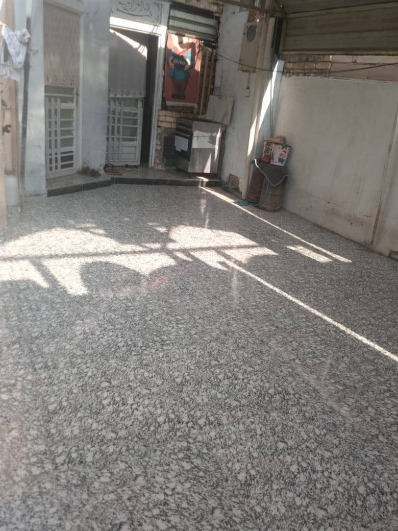 بيت مساحه 125 متر طابقين 
حي الحسين قرب ناضم الكحلاء
الطابق الأول يحتوي على مطبخ و صاله واستقبال وصحيات وغرفه
والطابق الثاني يحتوي على غرفه وصاله وسطحين
السعر 120 مليون وبي مجال
*********** عمارة, ميسان
