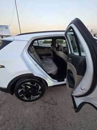 سبورتج 2023 خليجي ابيض بانوراما  بصمه أبواب و تشغيل  محرك 2000 دوش  نض...
