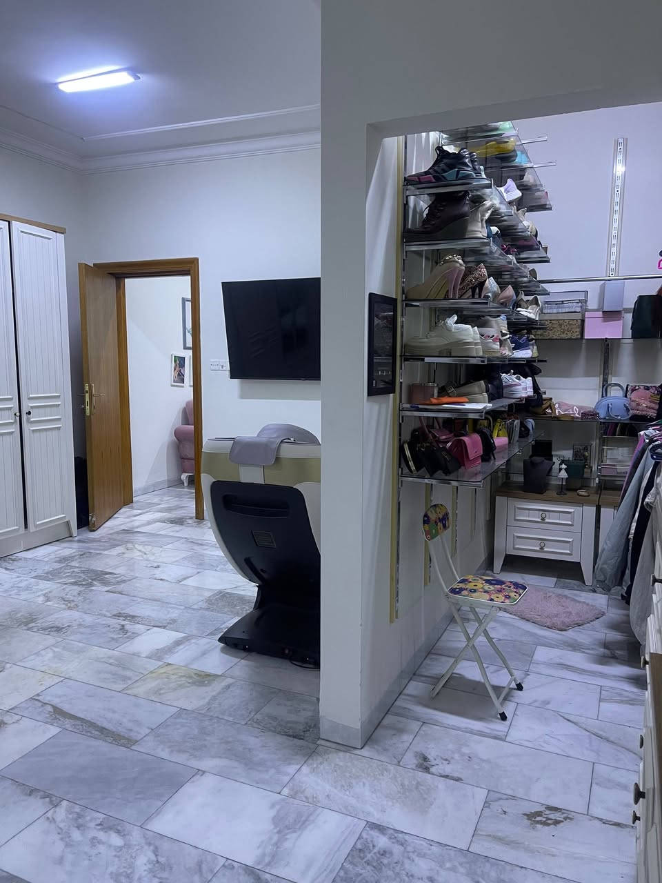 بيت للبيع⭕️ مميز جدا 
📍العنوان بغداد نفق الشرطة حي حطين 
البيت طابو باسمي
منطقة مميزا جدا وهادئة 
نزلت الكم الفيديو و الصور بشكل واضح
المساحة 150 متر
البناء درجة ممتازة و بناء حديث 
الاساس يكون رفت السمك مالته 80 سم ، طابوق 
الارضية مرمر ابيض الطابقين مع الدرج
و المحجر مال الدرجة خشب هاند ميد و حديد
الابواب صاج
الكهربائيات درجات ممتازة اي شخص ينتل لا سامح الله راح ينزل السيركت مباشرة

مخازن مخفية بالسقف بالطابقين موجودة
الي يهمه الموضوع يتصل على رقمي 
 ***********  دكتور محمد
