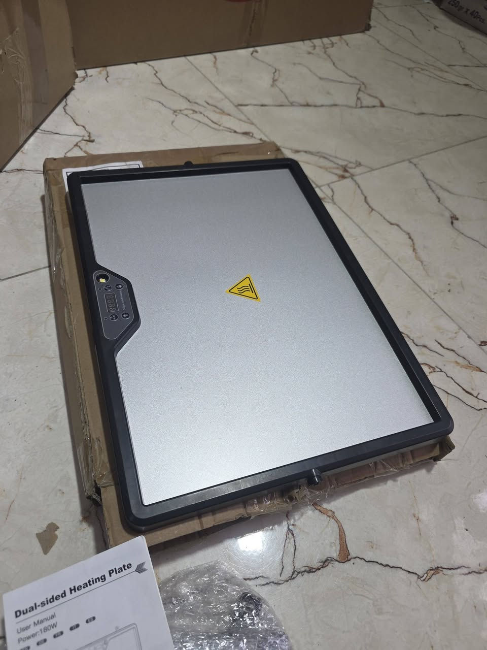لوحة تسخين مزدوجة الجانب بقدرة 180 واط (Dual-sided Heating Plate)، والتي تُستخدم عادة كدفايات أو حاضنات لتدفئة الصيصان والدواجن الصغيرة.السعر 30شامل الي تخدمه التواصل ع الرقم ***********
