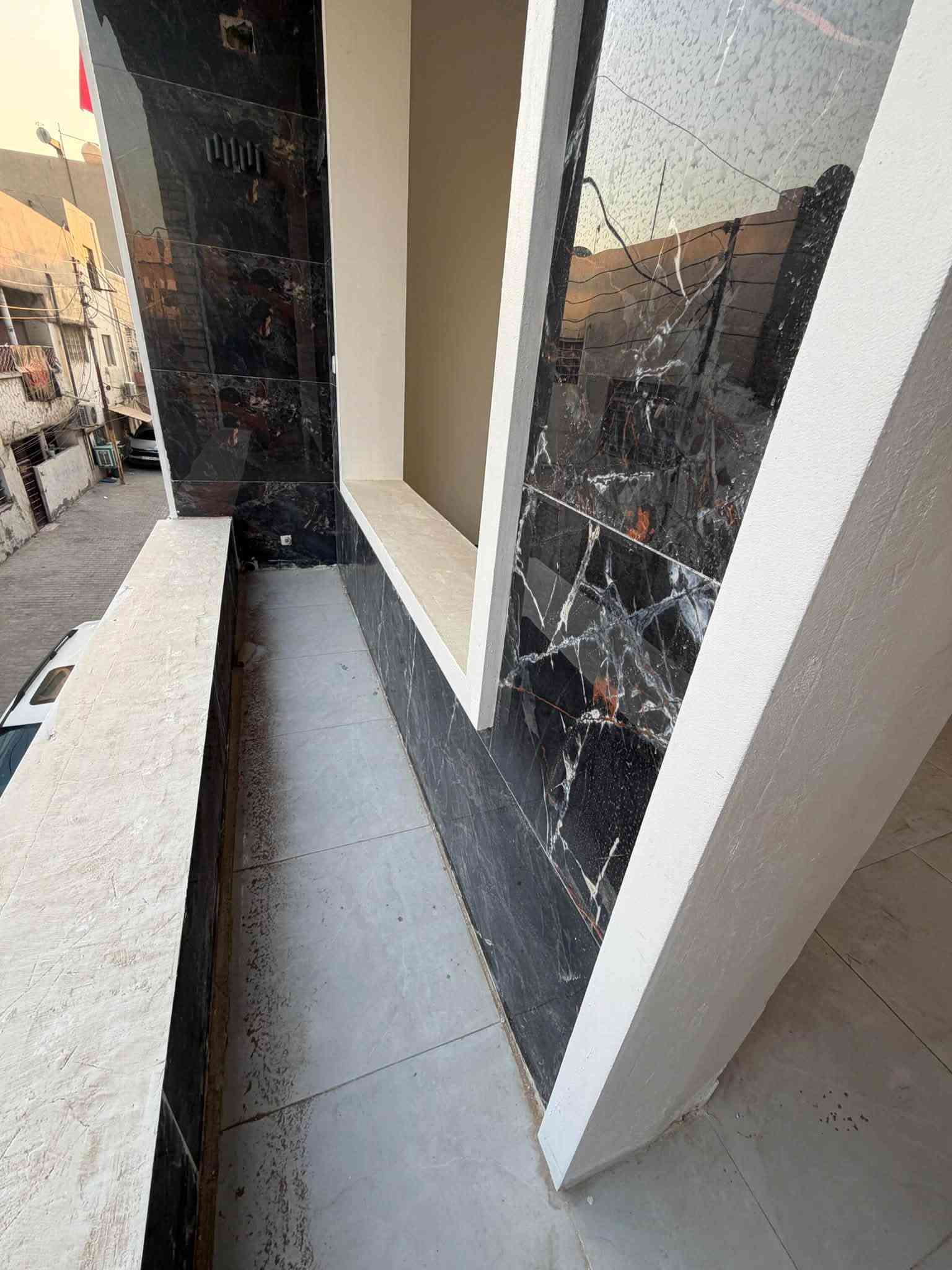 السلام عليكم
متوفر بيت للبيع حديث البناء 
مساحة ٥٥متر واجهة ٥ نزال ١٠ ونص ✅
العنوان حي القاهرة الدلفية📍
يحتوي على استقبال و مطبخ وخدمات وحولي✅
طابق ثاني غرفتين نوم مع خدمات✅
الطابق الثالث  غرفة نوم  مع خدمات ✅
للاستفسار الاتصال : ***********☎️
