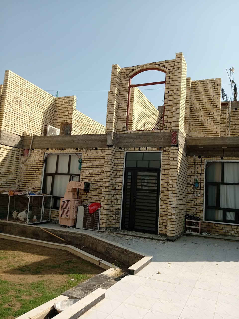 دار للبيع طابو زراعي 360م حي الحوراء قرب الحسينيه مساحه 360م ركن 3شوارع عرض الشارع 7م طابقين الاول يتكون من غرفتين واستقبال وصاله ومطبخ حار وبارد مع مجموعتين صحيات  مع منور وكراج واسع مع حديقه كبيره علما الطابق الثاني غرفتين غير مسقف مساحة البناء 250 م للاستفسار ***********
