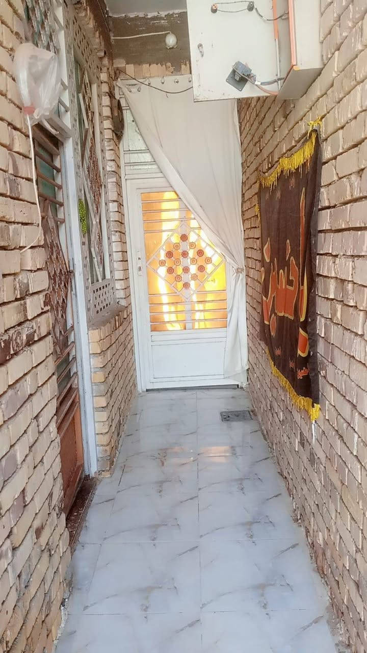 بيت للبيع بناء حديث كونكريت بدايه  في حي الامين الثانيه قرب الشارع الرئيسي 100مترطولاني  التواصل ***********
غرفه+صاله+استقبال +مطبخ+منور+صحيات

