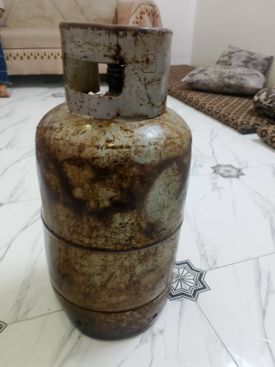 غاز ايراني للبيع مكان حي العسكري كركوك السعر 30 اتصل ***********
