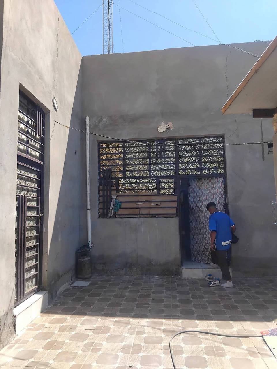 دار للبيع مساحه ٢٠٠ ٢ غرف صاله مطبخ حمامت خارج وداخل محل غذائيه الي  يريد يجي يشوفها يتصل على الرقم ***********
